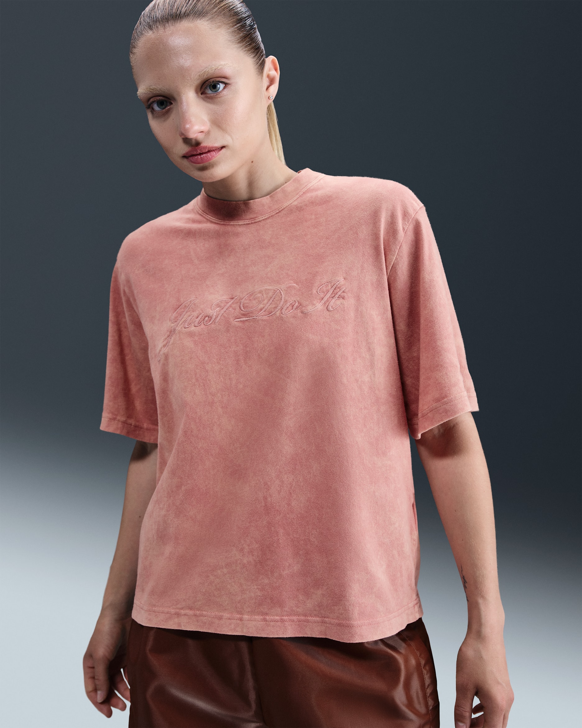 ナイキ スポーツウェア ウィメンズ Tシャツ - キャニオンピンク/レブスターダスト