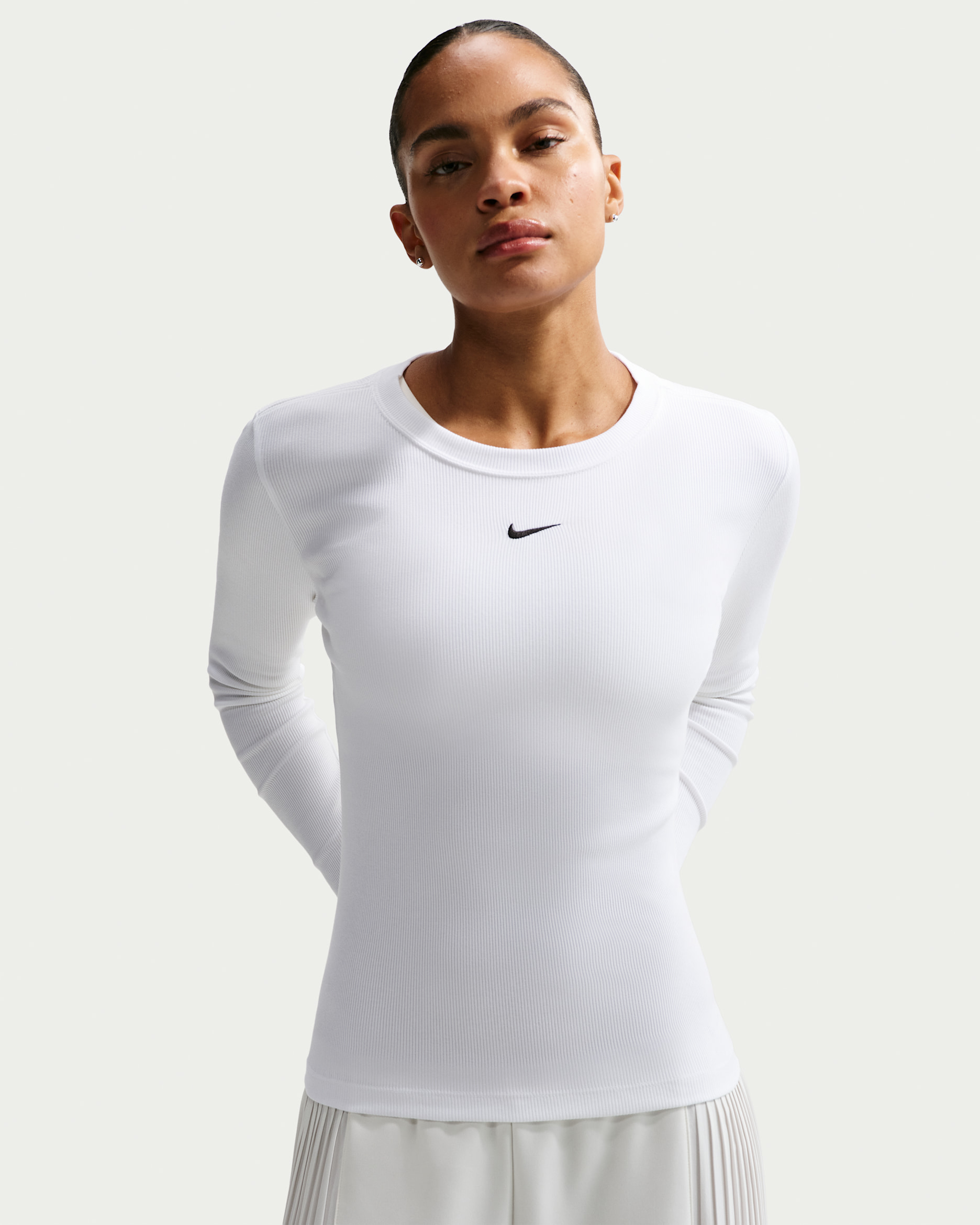 Nike Sportswear tettsittende, langermet, ribbestrikket T-skjorte til dame - Hvit/Svart