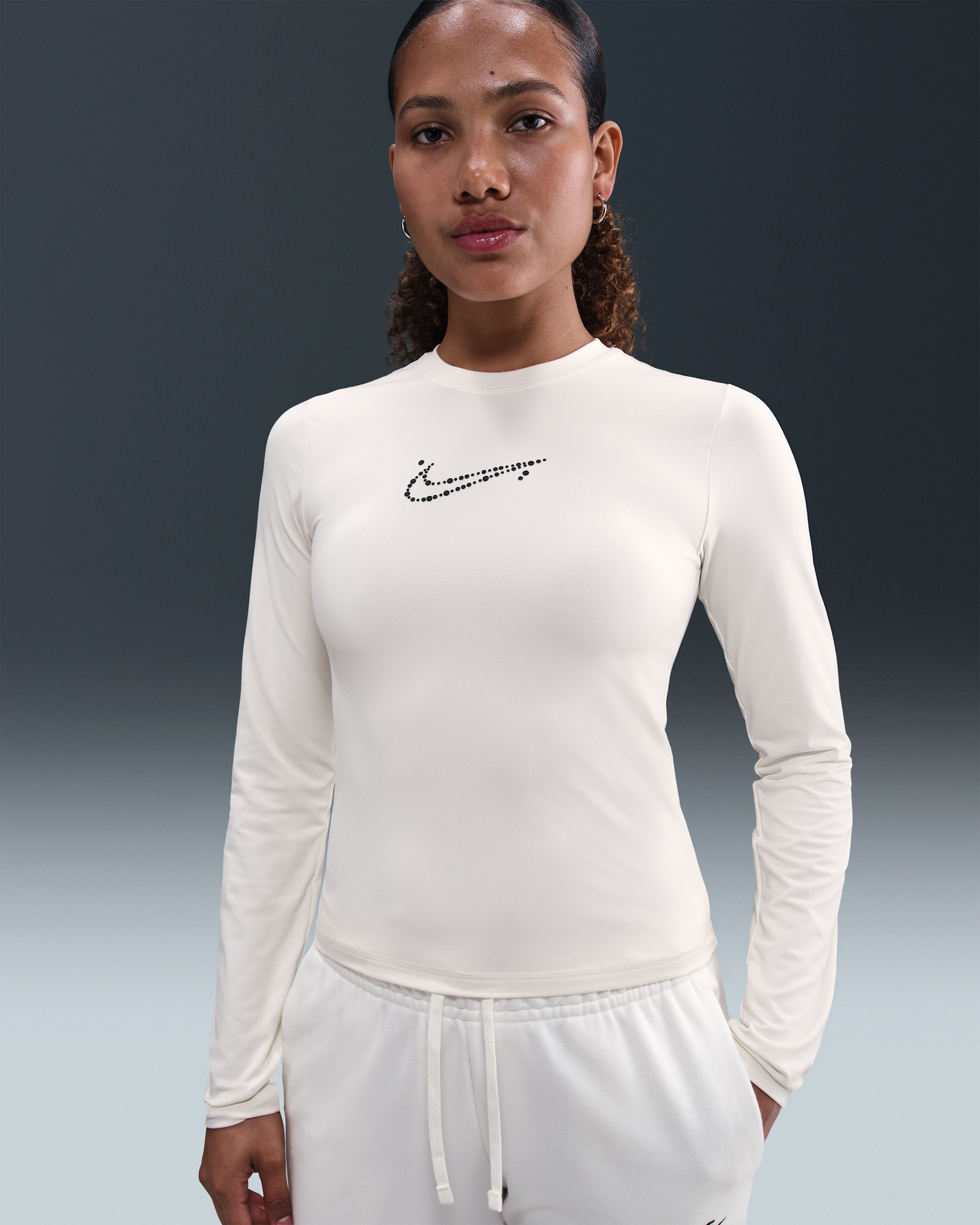 Skrócony damski T-shirt z długim rękawem o przylegającym kroju Nike Sportswear - Soft Pearl