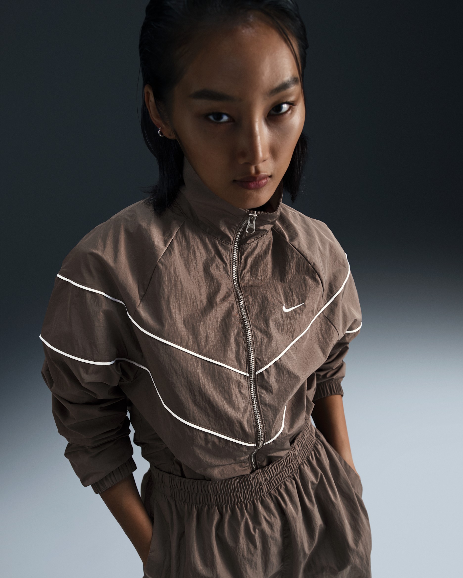 나이키 윈드러너 여성 루즈 UV 우븐 풀집 재킷 - 아이언스톤/화이트