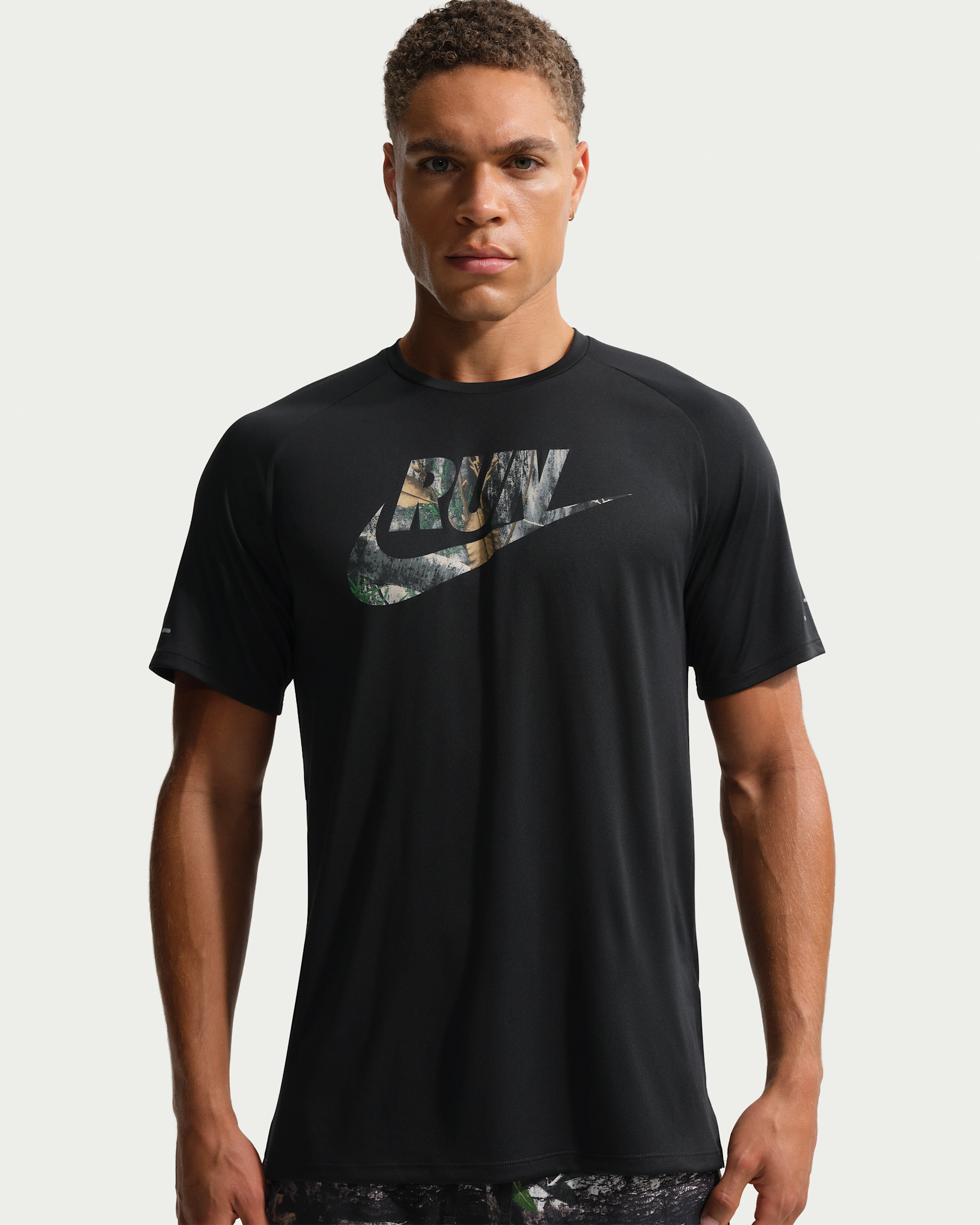Nike Stride Dri-FIT ADV Realtree® rövid ujjú férfi futófelső - Fekete