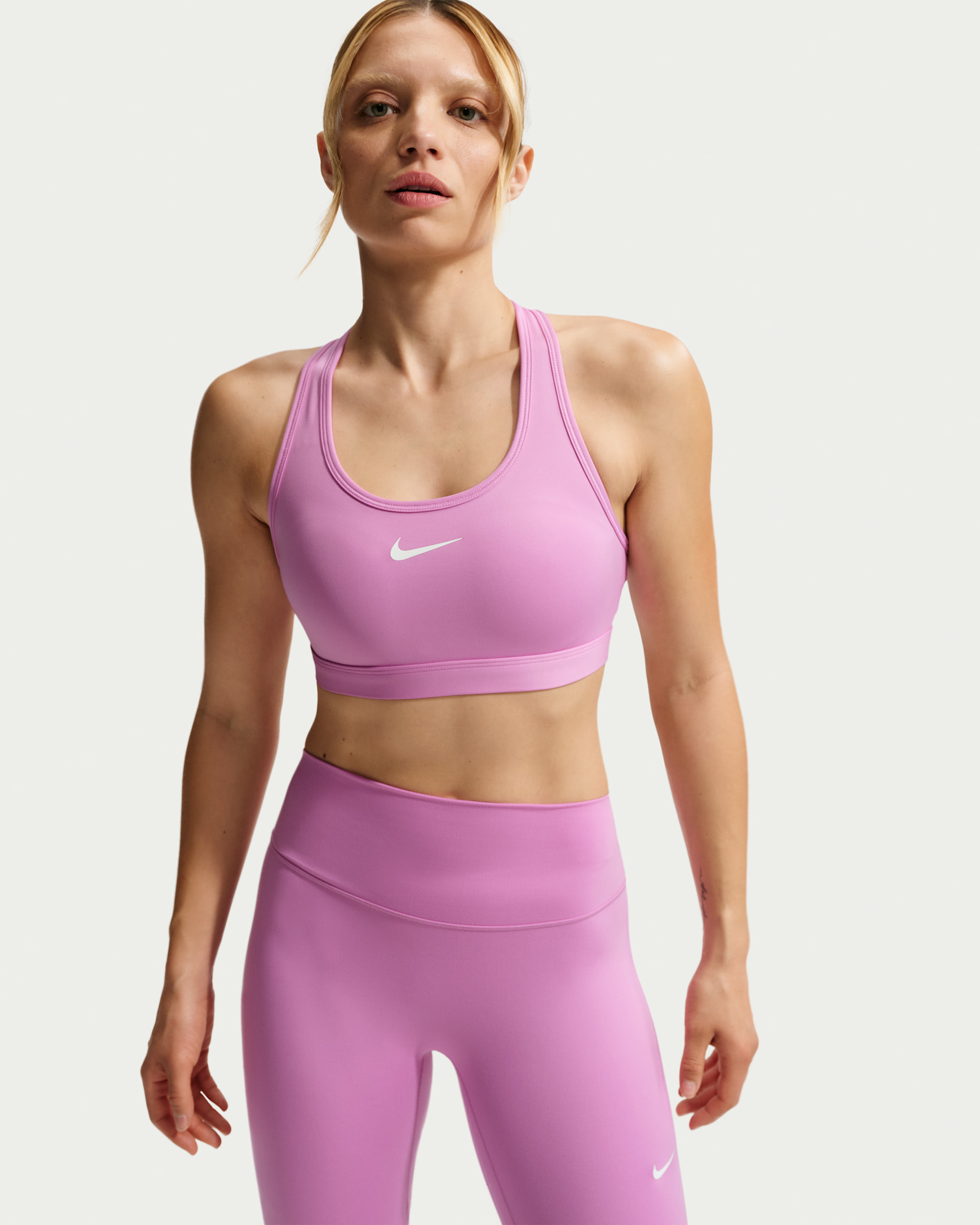 Bra deportivo con almohadillas para mujer Nike Swoosh Medium Support - Magenta claro/Blanco