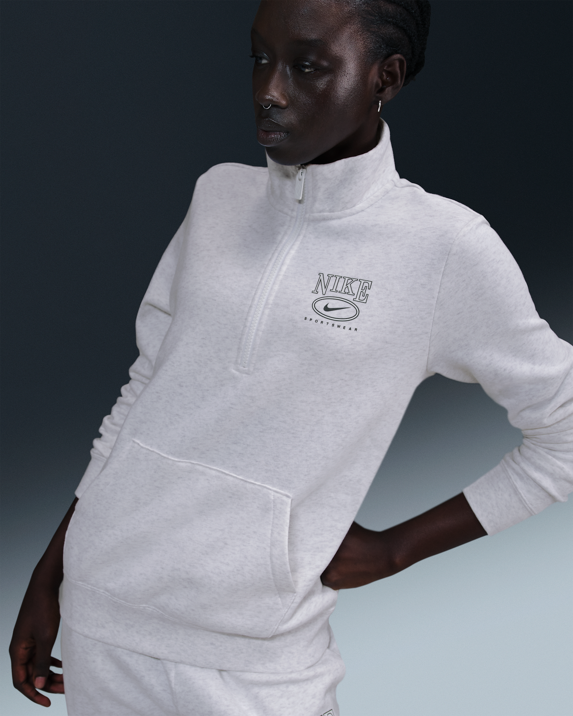Playera de cuello alto con gráfico y medio cierre para mujer Nike Sportswear Club Fleece - Abedul jaspeado