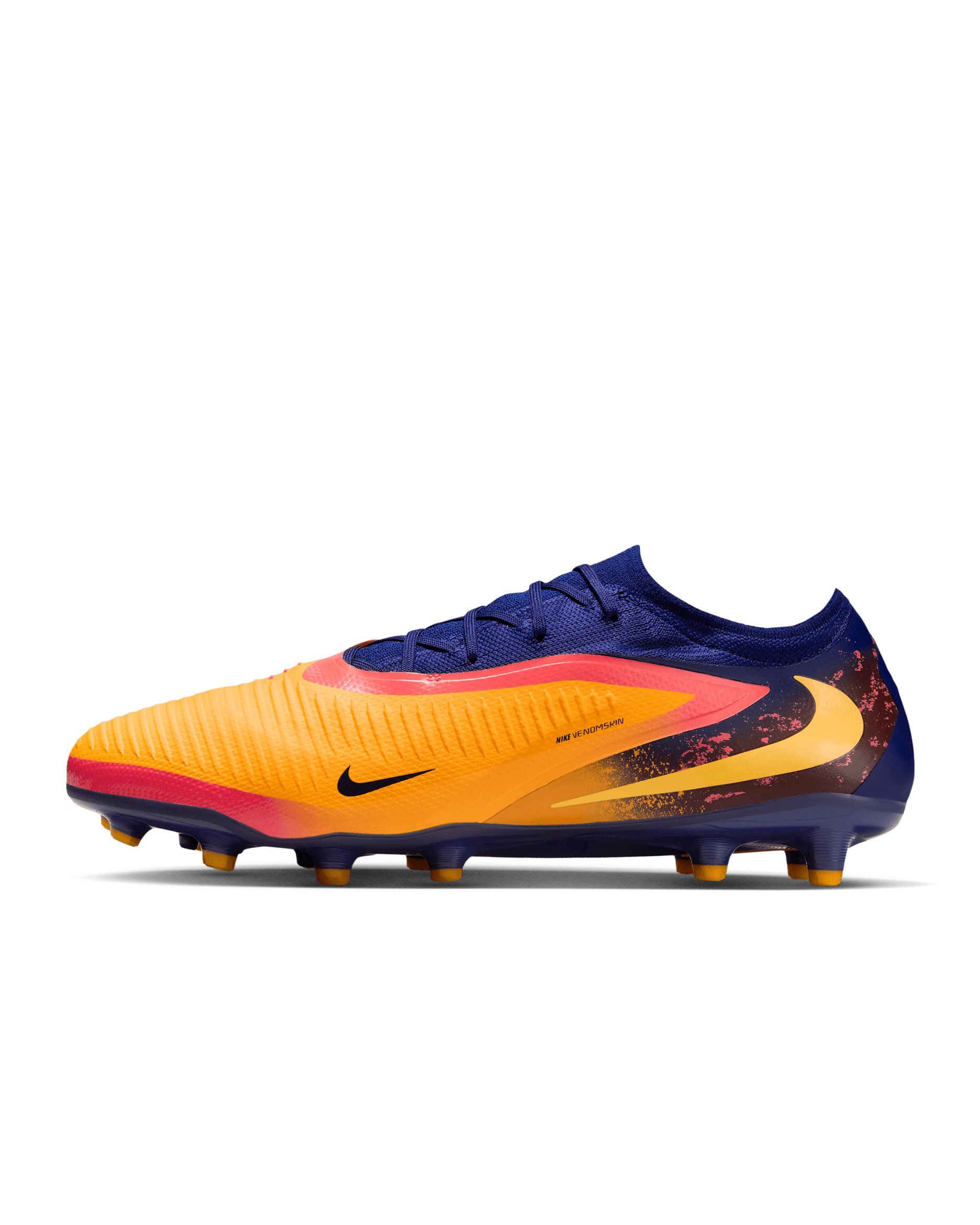 Crampons de foot pour terrain synthétique Nike Phantom 6 Low Pro « Erling Haaland » - Laser Orange/Blue Void/Lemon Venom