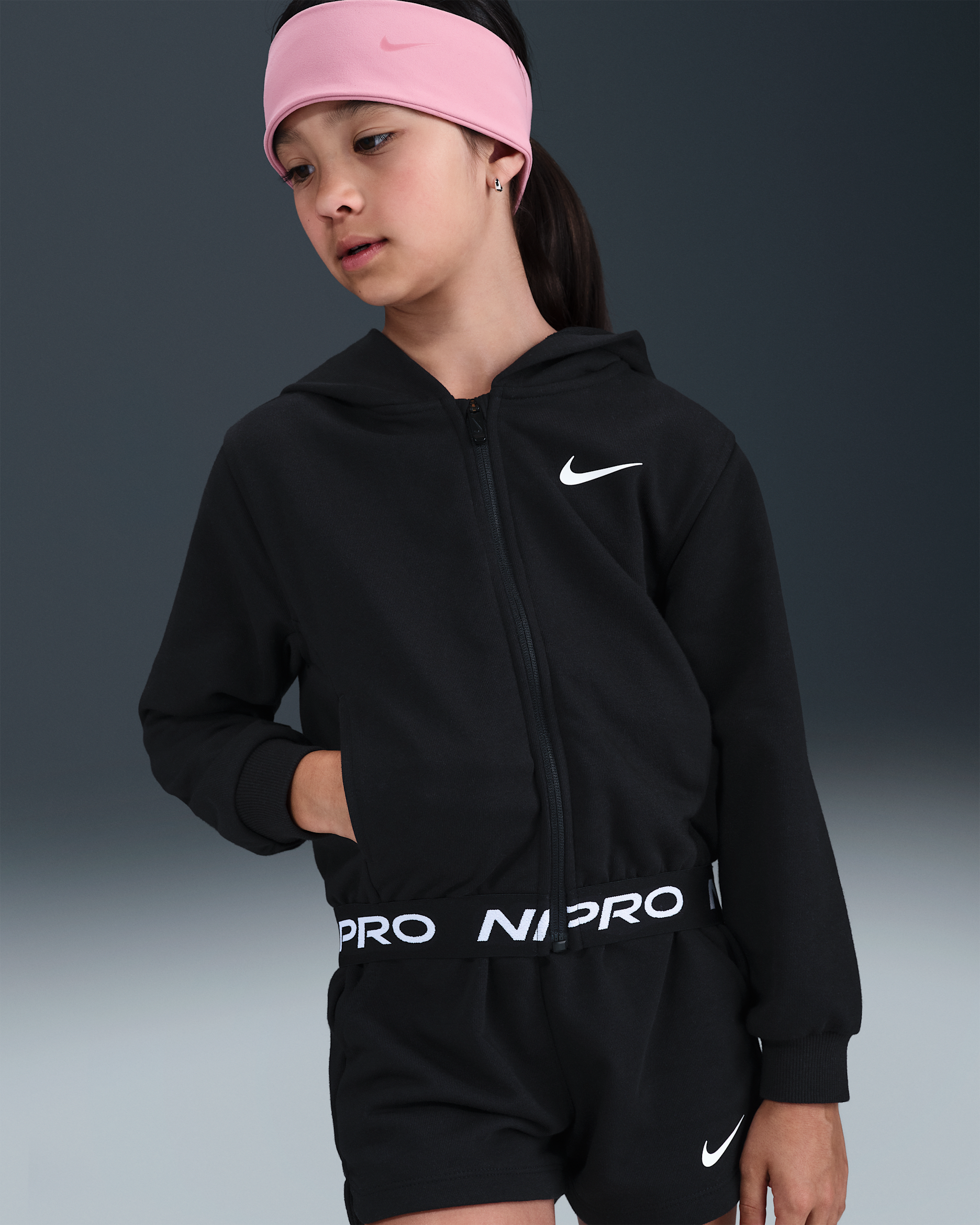 Nike Dri-FIT Essentials Pro-hættetrøje med fuld lynlås til mindre børn - sort
