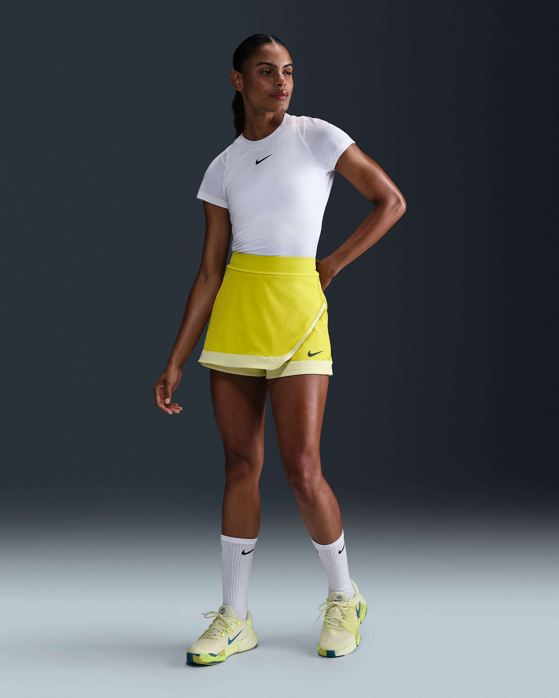 Skort de tenis Dri-FIT para mujer NikeCourt Slam - Alto voltaje/Alto voltaje/Verde luminoso/Ceniza medio