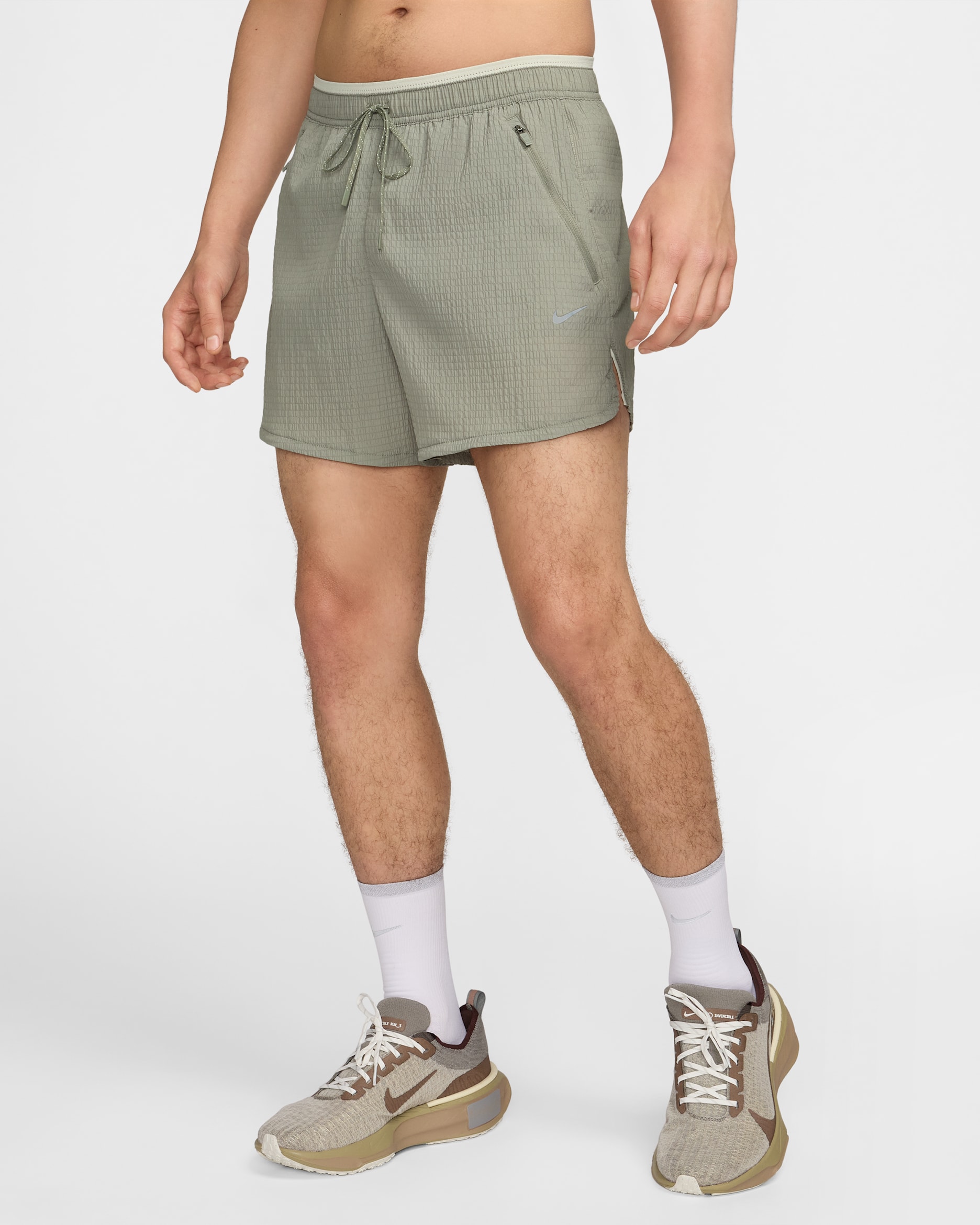 Shorts de correr Dri-FIT de 13 cm con forro de ropa interior para hombre Nike Stride Running Division - Estuco oscuro/Hueso claro