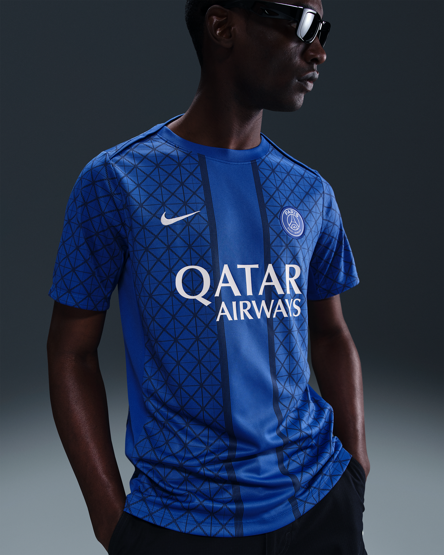 パリ サンジェルマン (PSG) アカデミー プロ ホーム メンズ ナイキ Dri-FIT サッカー プレマッチ ショートスリーブ トップ - ハイパーロイヤル/ミッドナイトネイビー/ホワイト