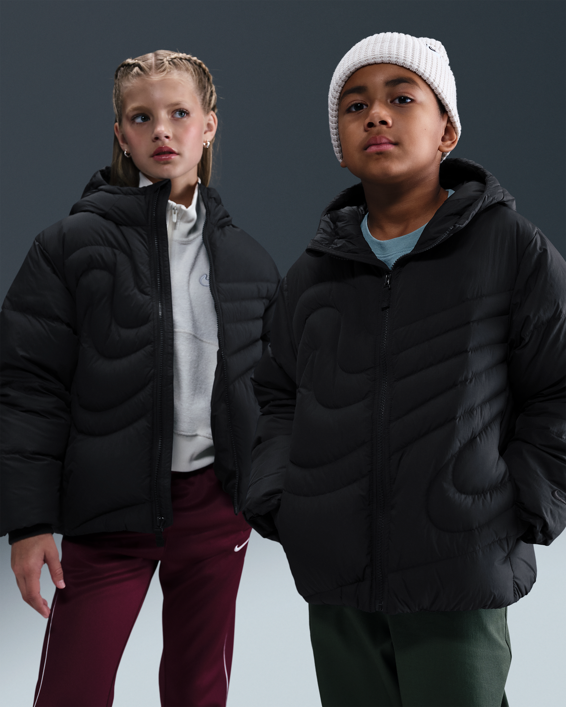 Kurtka puchowa o luźnym kroju dla dużych dzieci Therma-FIT Nike Sportswear Swoosh - Czerń/Czerń