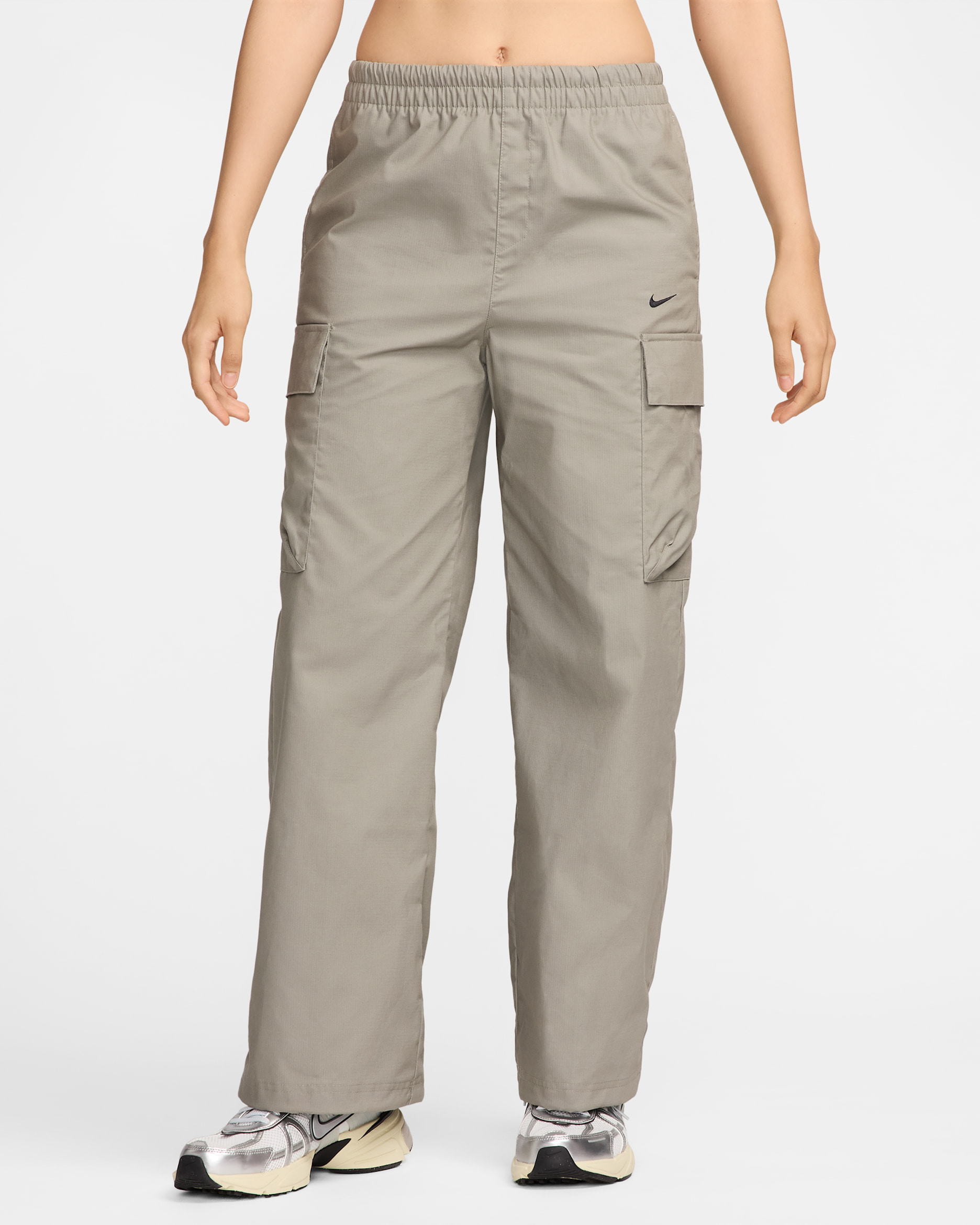 กางเกงคาร์โก้ขายาวเอวปานกลางผู้หญิง Nike Sportswear Everything Wovens - Light Army/ดำ