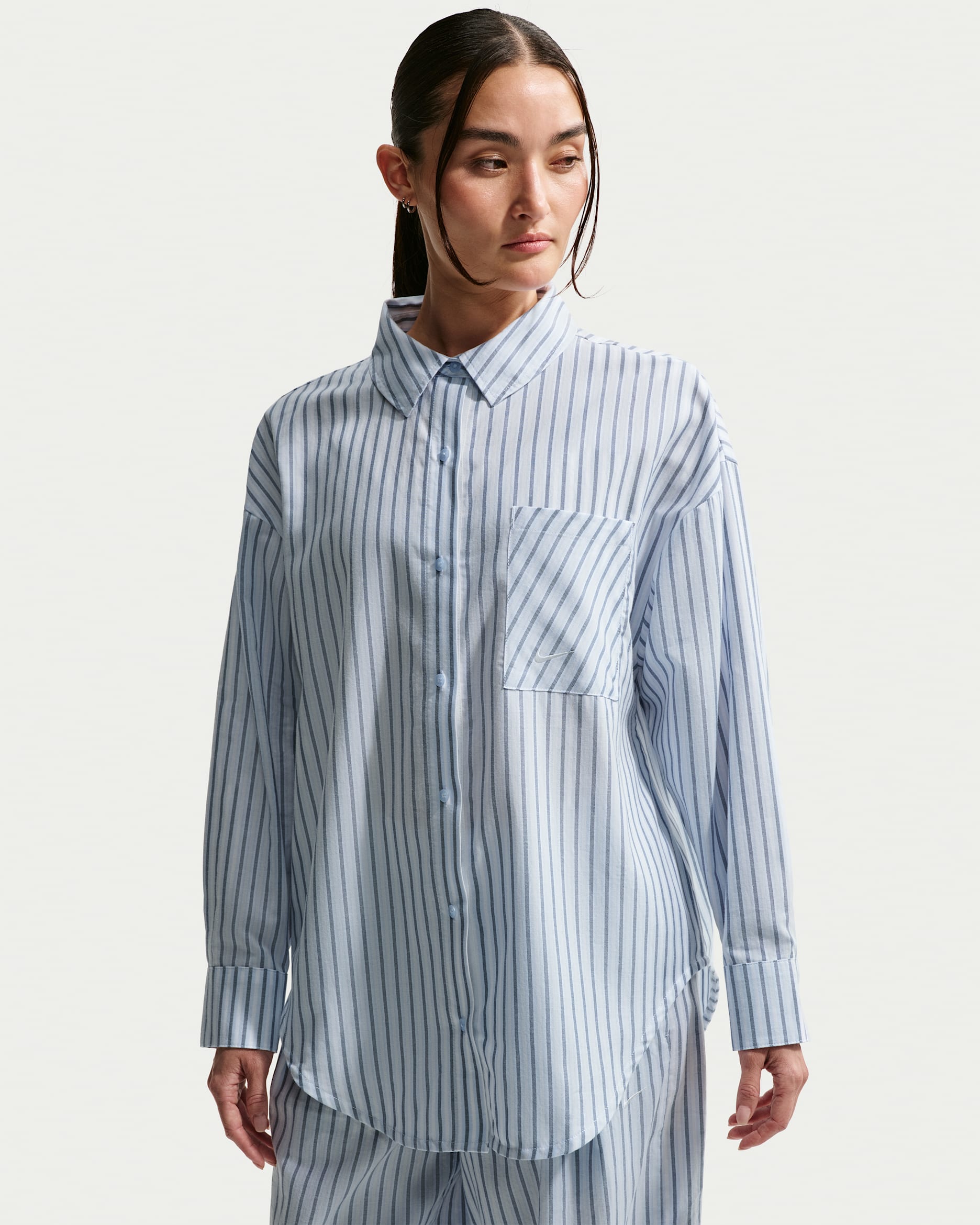 나이키 스포츠웨어 칠 포플린 여성 오버사이즈 우븐 긴팔 스트라이프 탑 - 미스틱 네이비/하이드로젠 블루/서밋 화이트