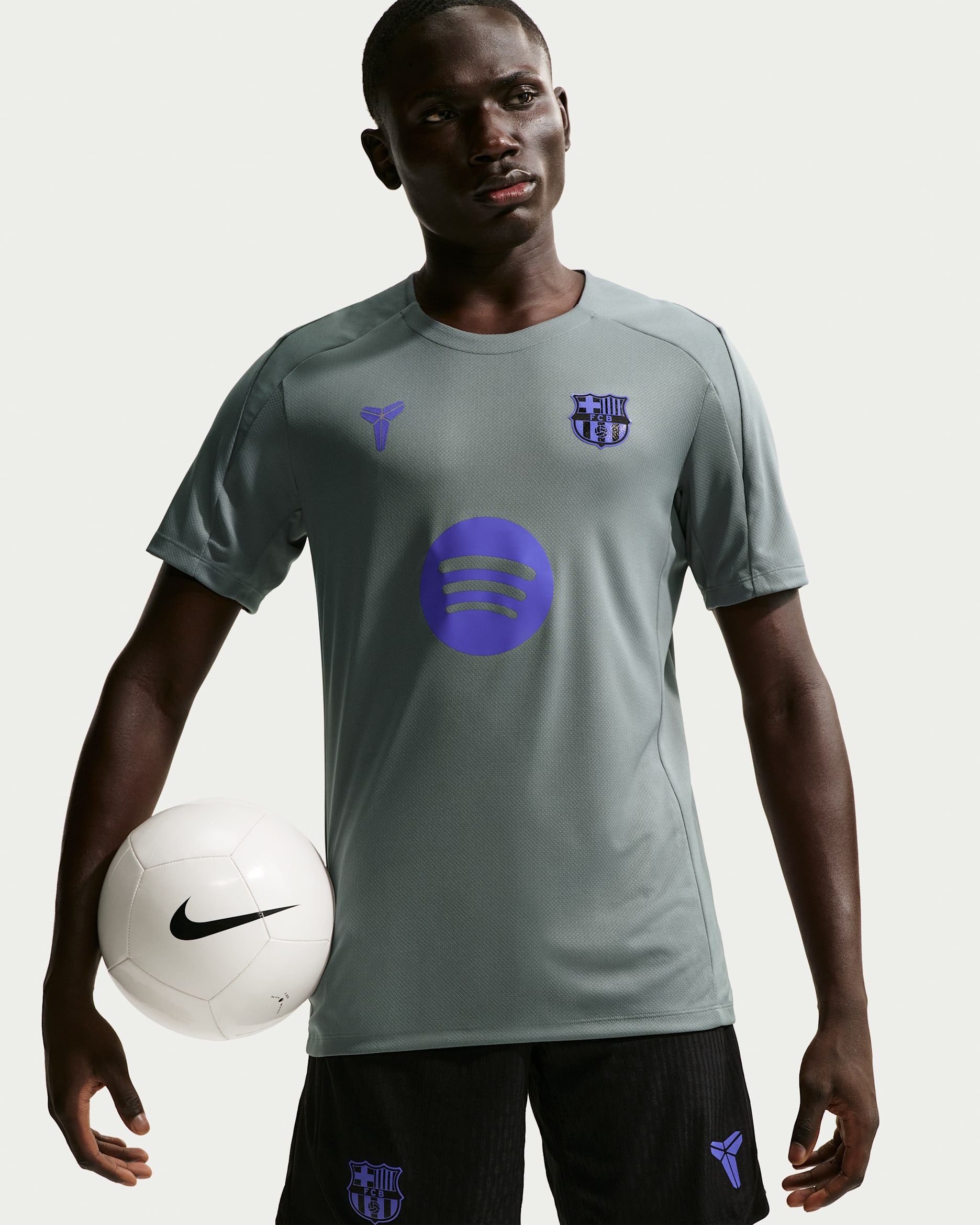 FC Barcelona Strike Away Men's Kobe Dri-FIT Football Short-Sleeve Top - Smoke Grey/Smoke Grey/Persian Violet