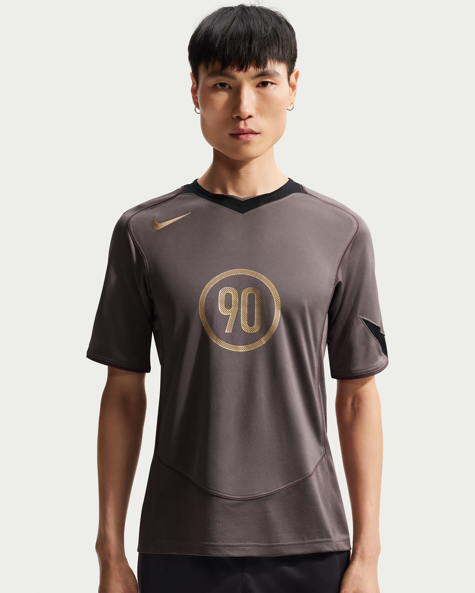 เสื้อฟุตบอลแขนสั้นผู้ชาย Dri-FIT Nike Total 90 - Ironstone/ดำ/Burgundy Crush/Metallic Gold
