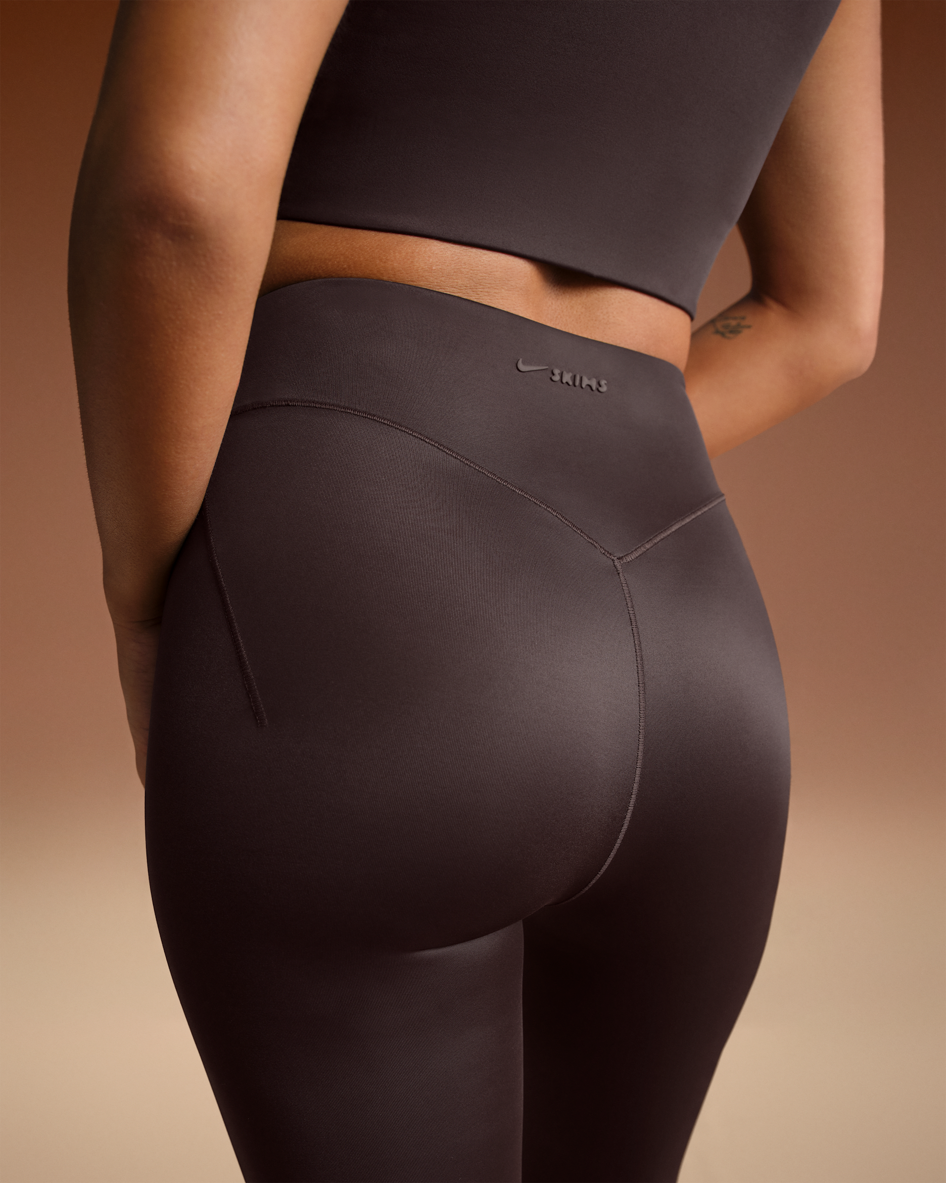 NikeSKIMS Shine Women's High-Waisted Bonded 26" Leggings