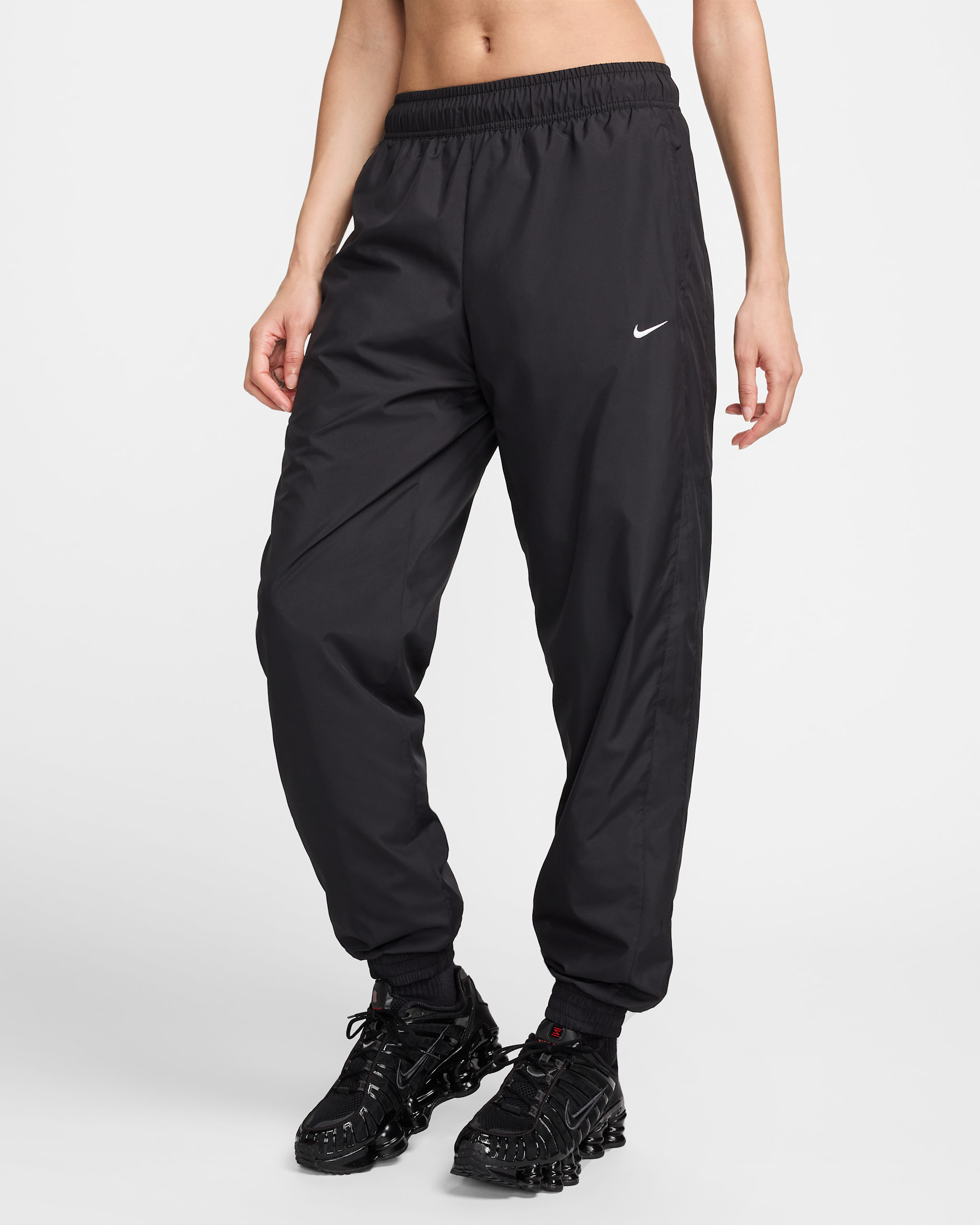 Pantaloni jogger ampi in tessuto a vita media con protezione UV Nike Sportswear Classic – Donna - Nero/Bianco
