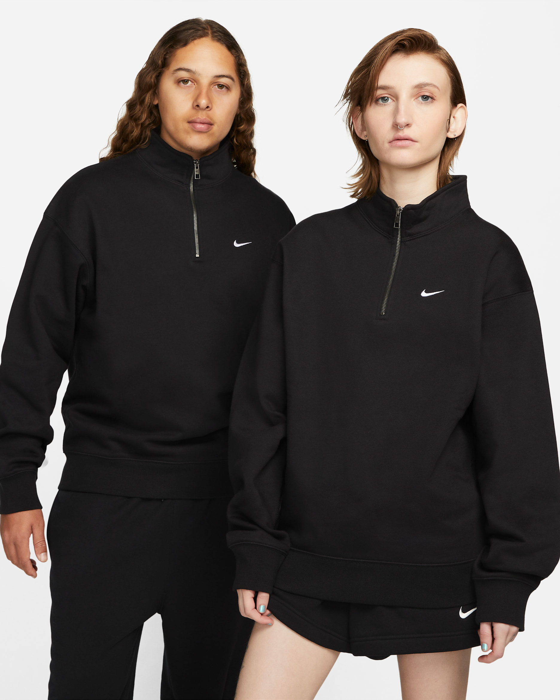 Playera con cierre de 1/4 de tejido Fleece para hombre Nike Solo Swoosh - Negro/Blanco