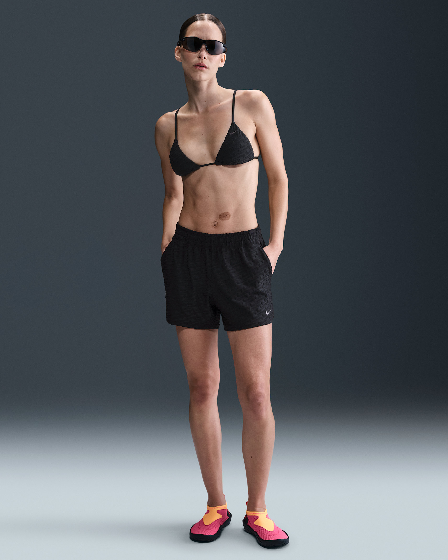 Shorts para salida de baño de felpa para mujer Nike Swim Swoosh Link - Negro