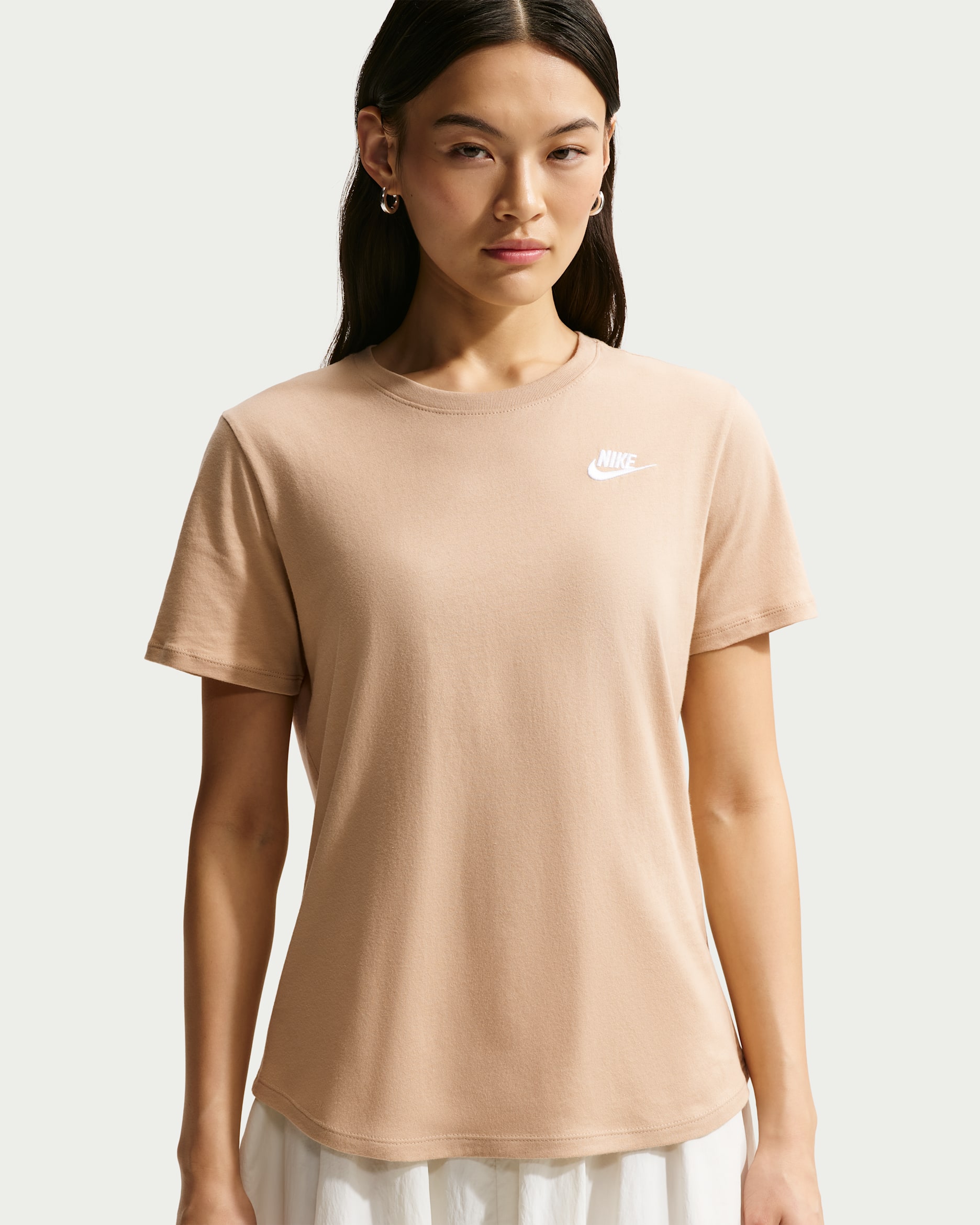 T-shirt Nike Sportswear Club Essentials para mulher - Linen/Branco