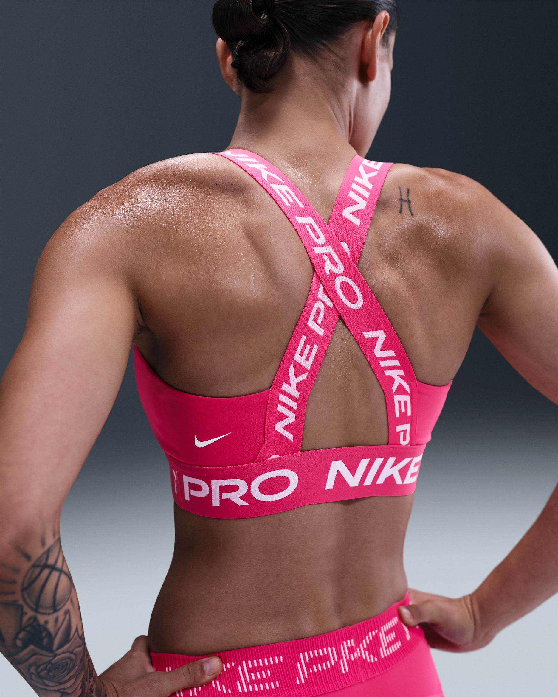 Nike Pro enyhe tartást adó, párnázás nélküli női sportmelltartó - Rush Pink/Rush Pink/Fehér