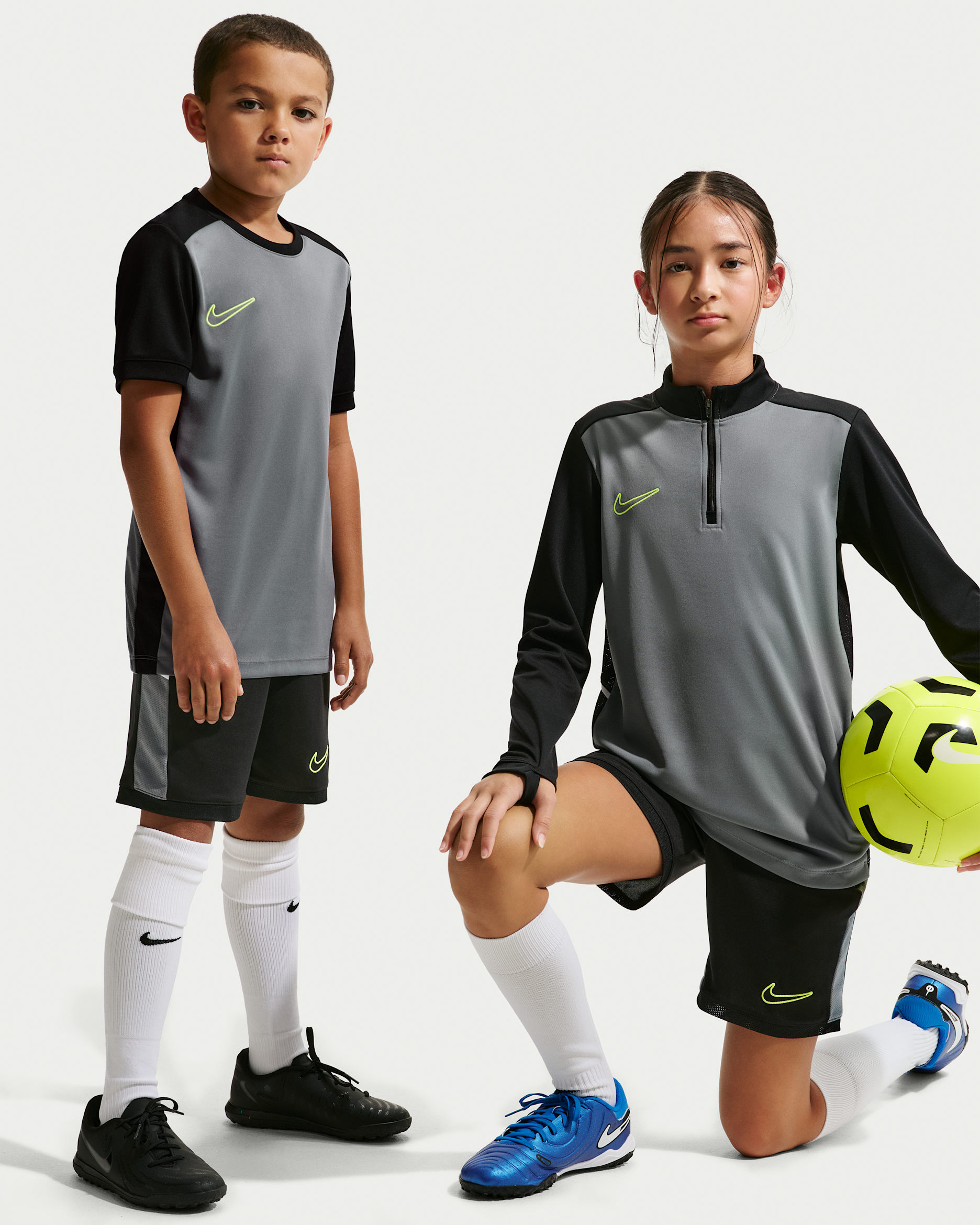 กางเกงฟุตบอลขาสั้นแบบถักเด็กโต Dri-FIT Nike Academy - ดำ/Cool Grey/Volt