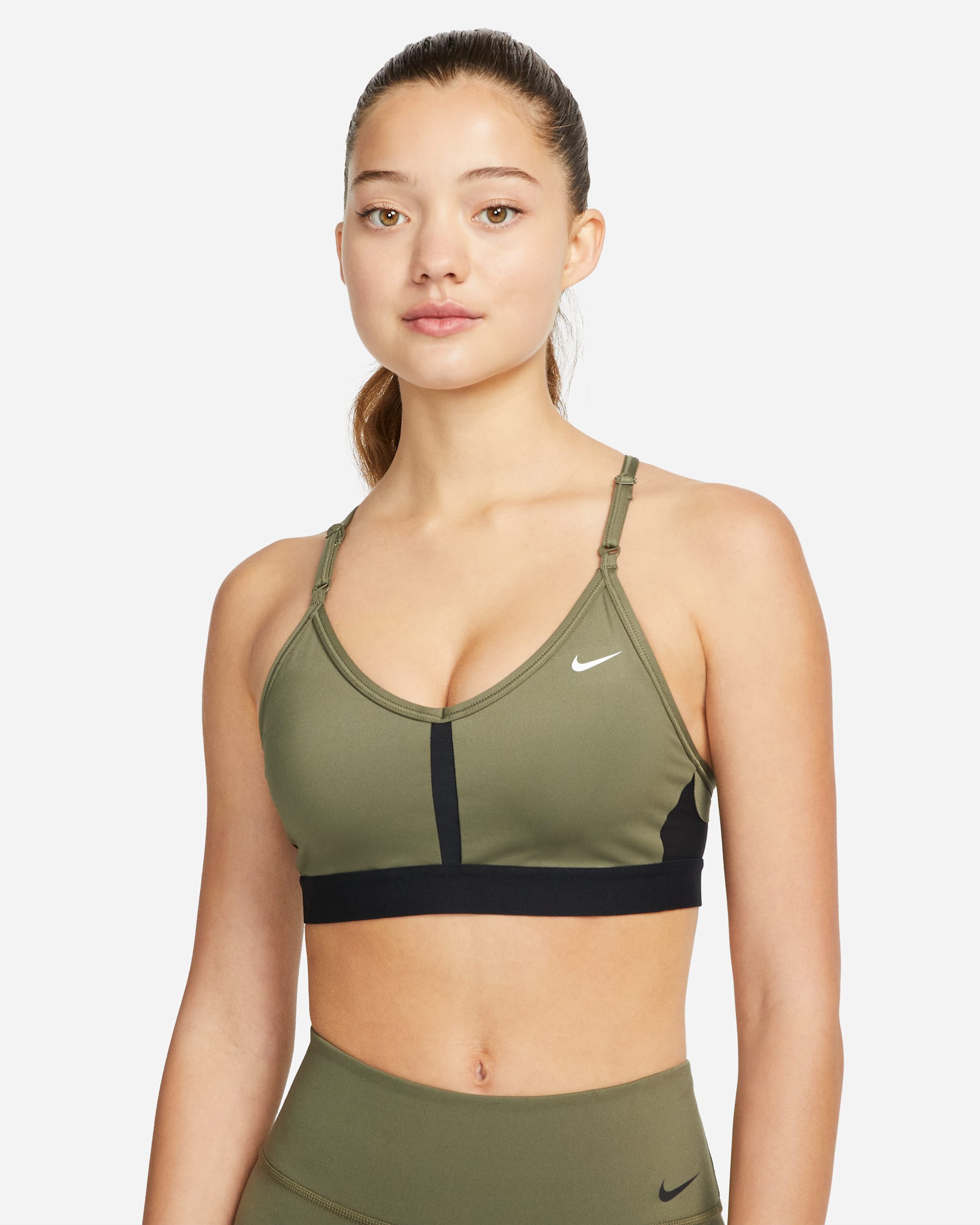 Nike Indy Sujetador deportivo de sujeción ligera con almohadilla y cuello en V - Mujer - Medium Olive/Negro/Negro/Blanco