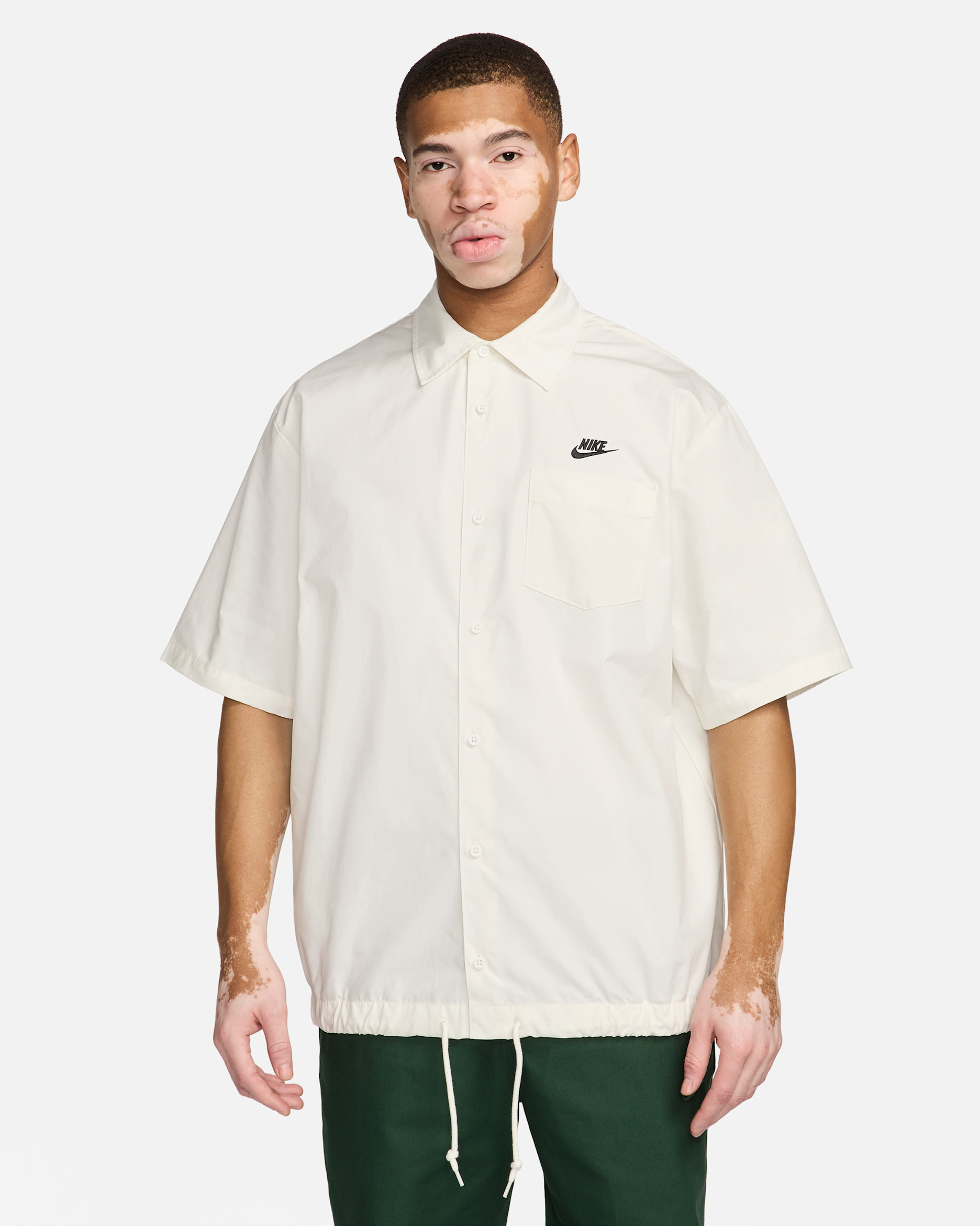 Playera de manga corta Oxford con botones para hombre Nike Club - Vela/Negro