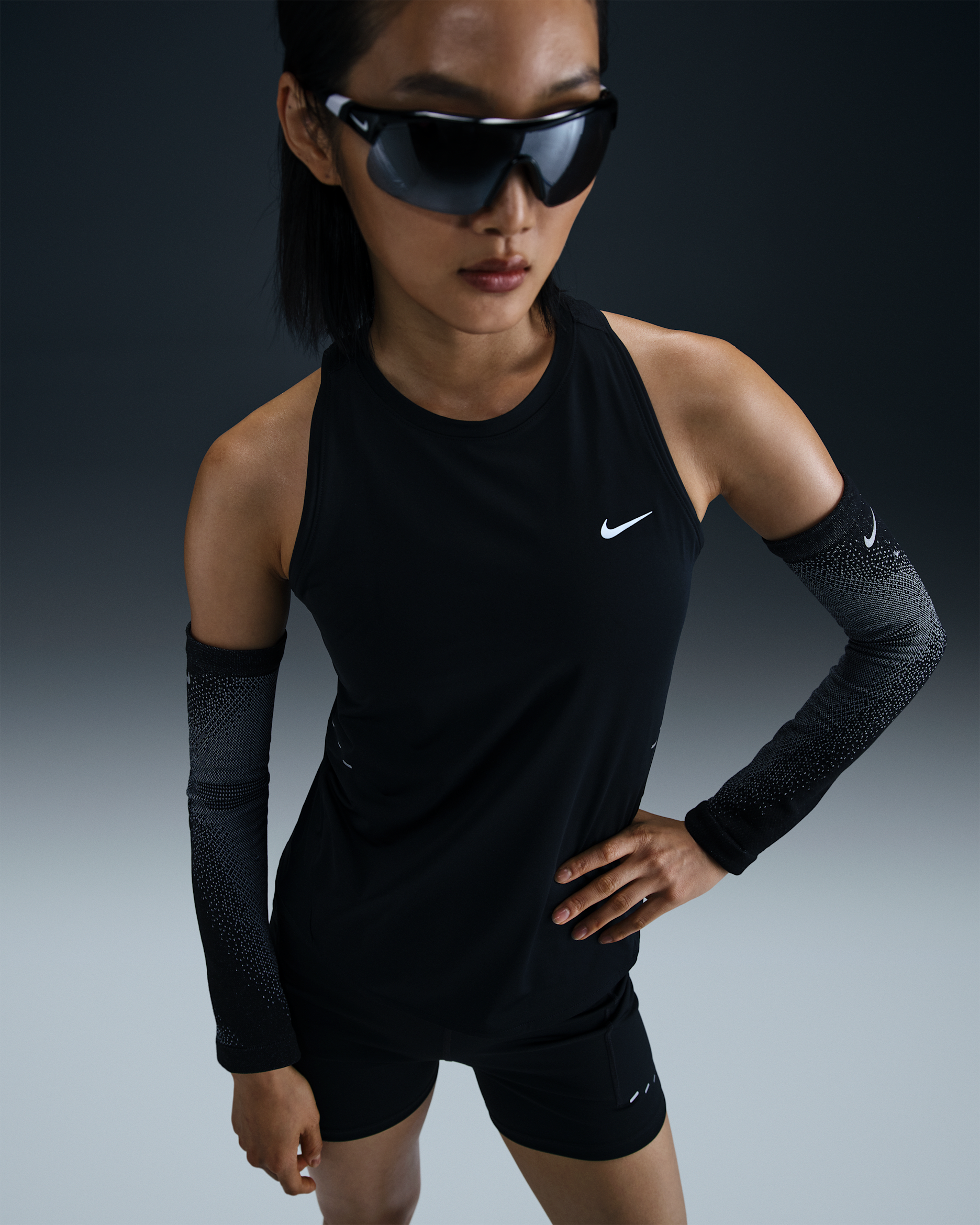 Nike Swift 女款 Dri-FIT 跑步背心上衣 - 黑色