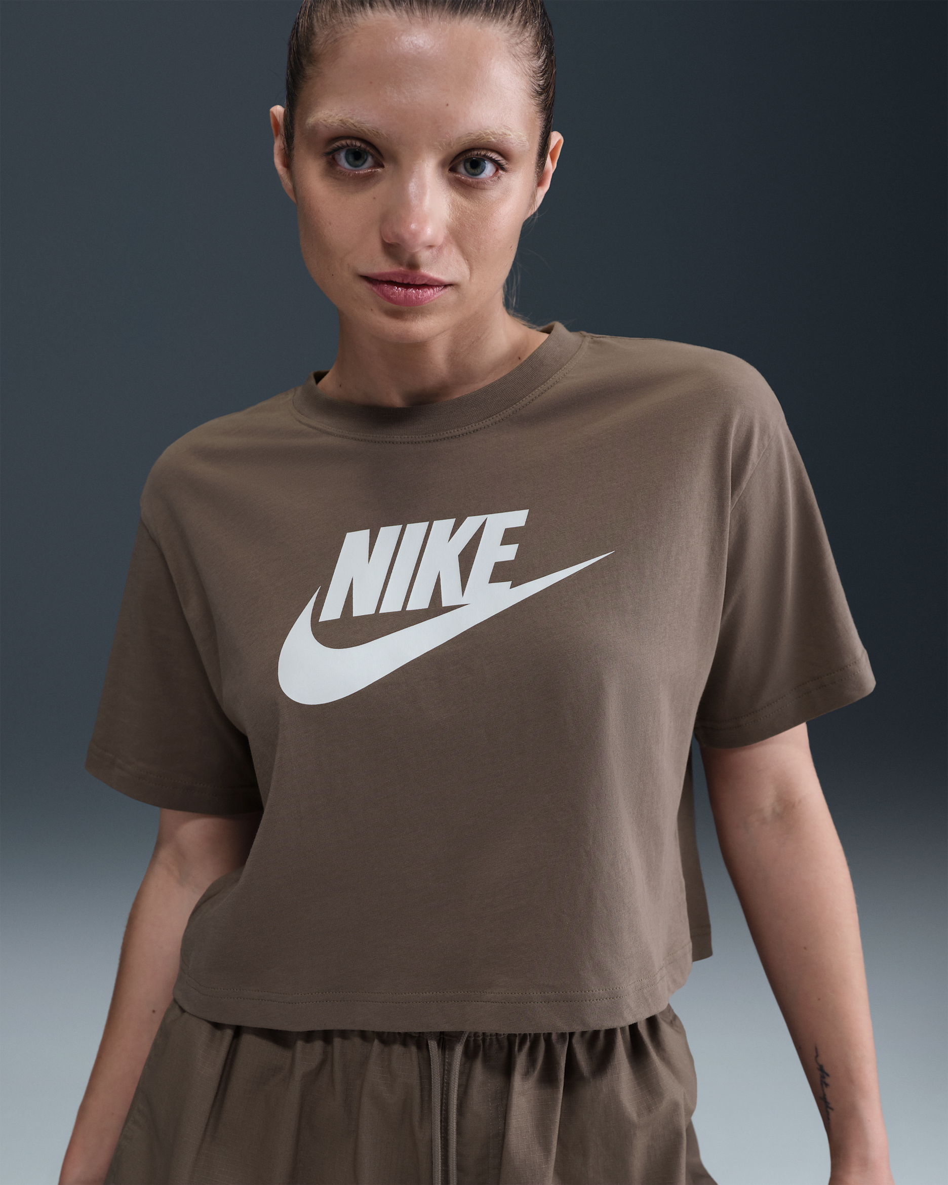 Playera cropped con logotipo para mujer Nike Sportswear Essential - Marrón visón/Blanco