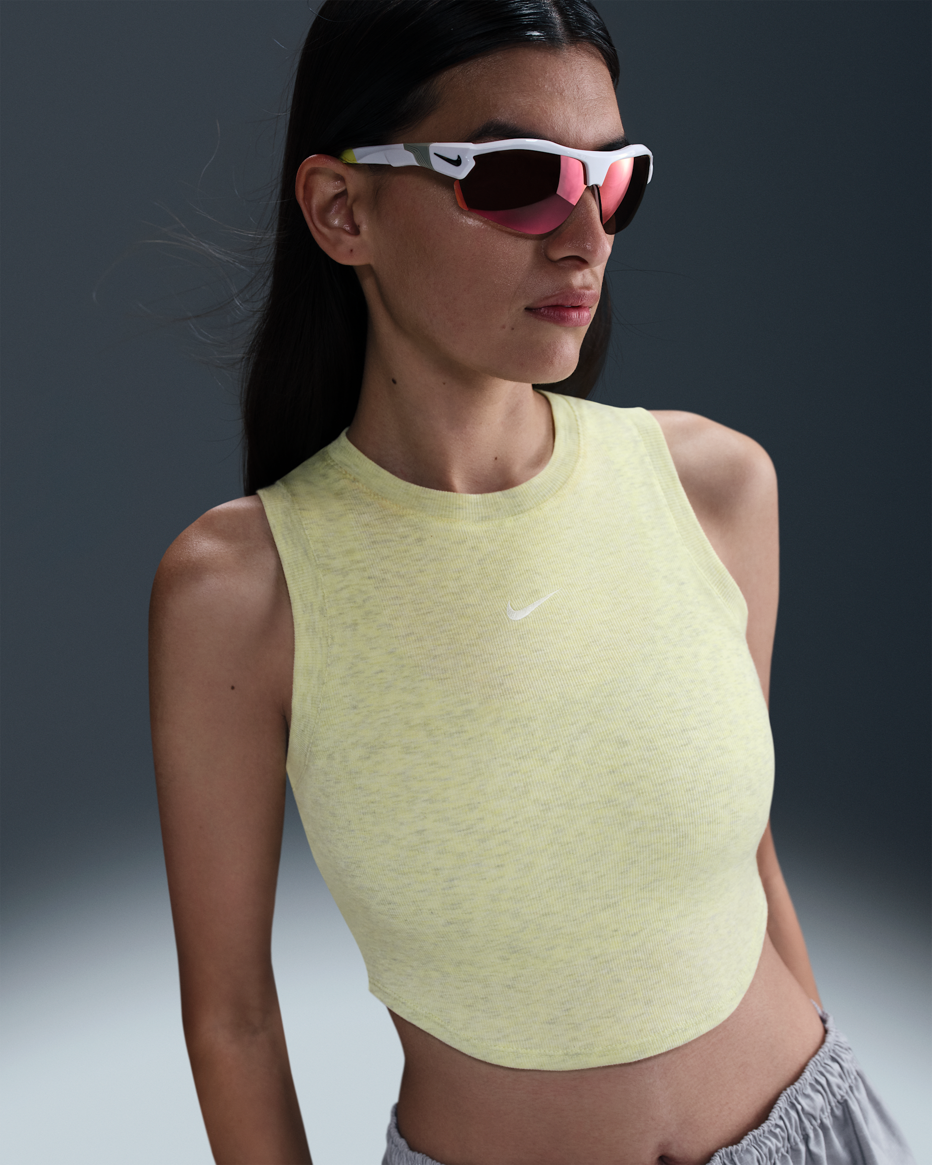 Camiseta de tirantes de tela de canalé pequeña ajustada cropped para mujer Nike Sportswear Chill Knit - Voltio ligero/Jaspeado/Vela