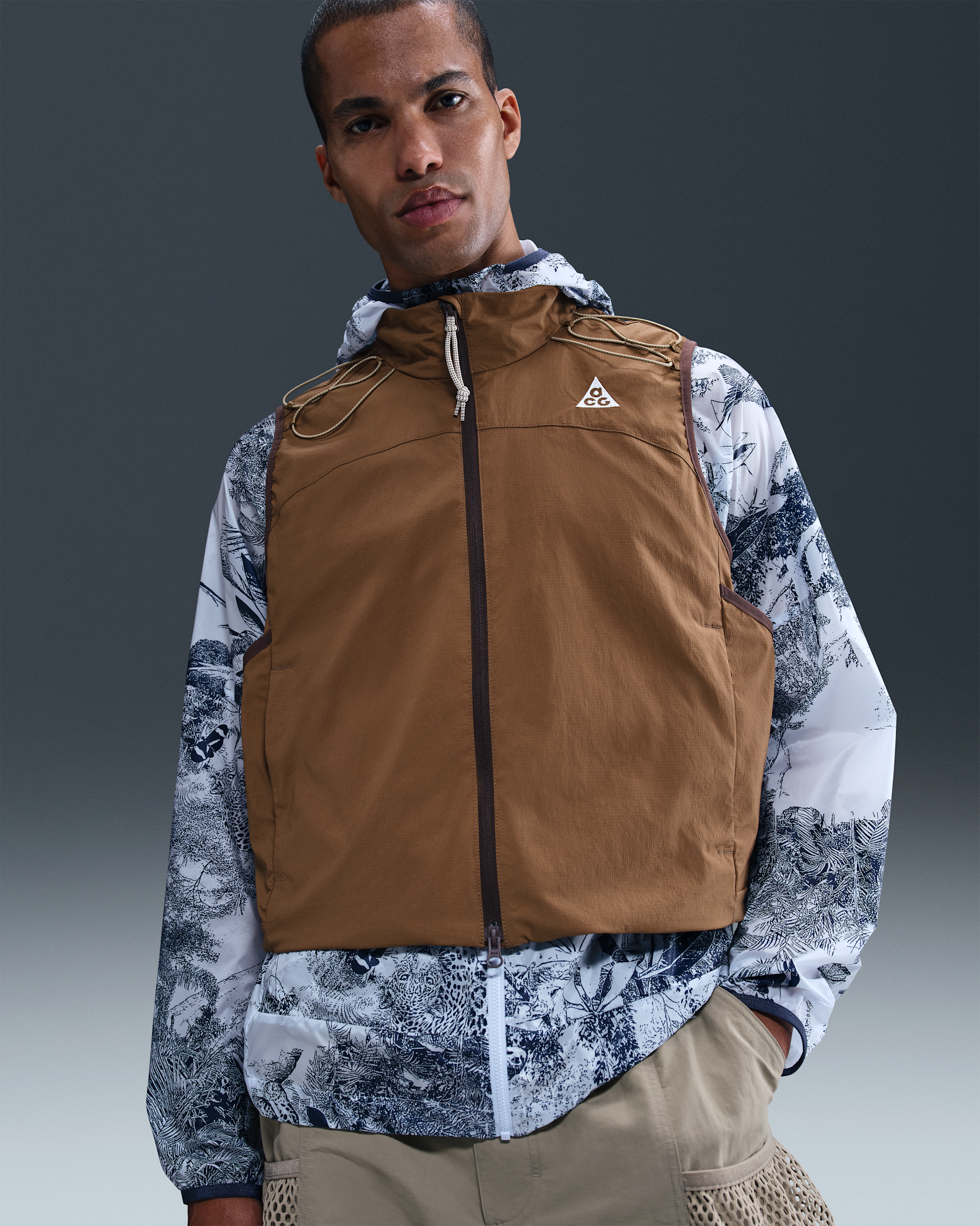 Chaleco Nike ACG "Death Bloom" - Marrón musgo/Marrón barroco/Beige paracaídas/Blanco cumbre