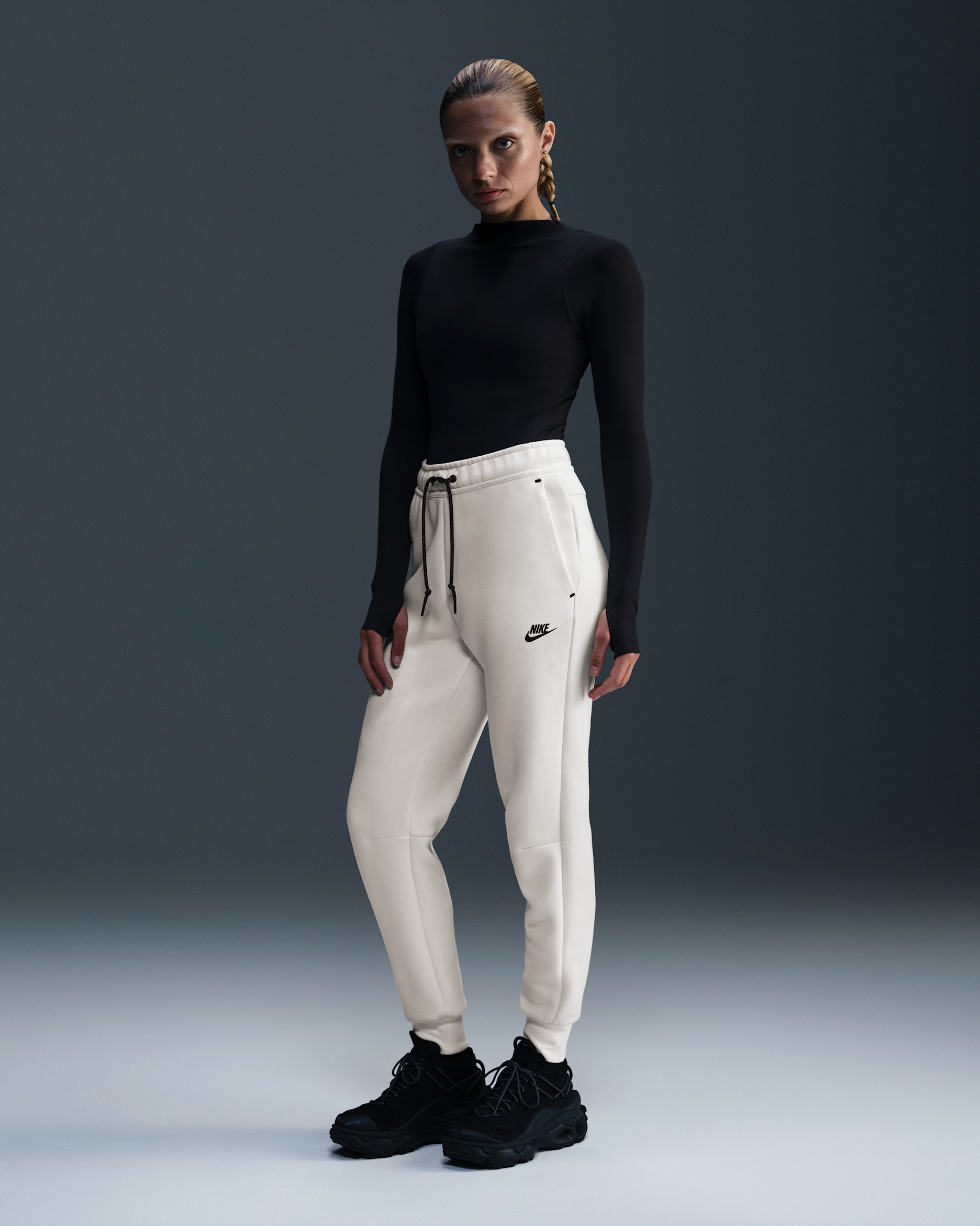 Nike Sportswear Tech Fleece joggebukse med mellomhøyt liv til dame - Pale Ivory/Svart