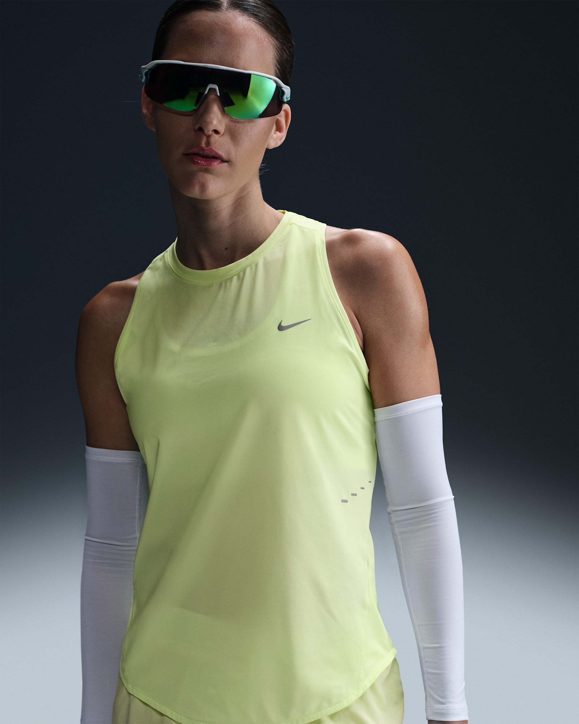 Camiseta de tirantes de correr Dri-FIT para mujer Nike Swift - Voltio ligero