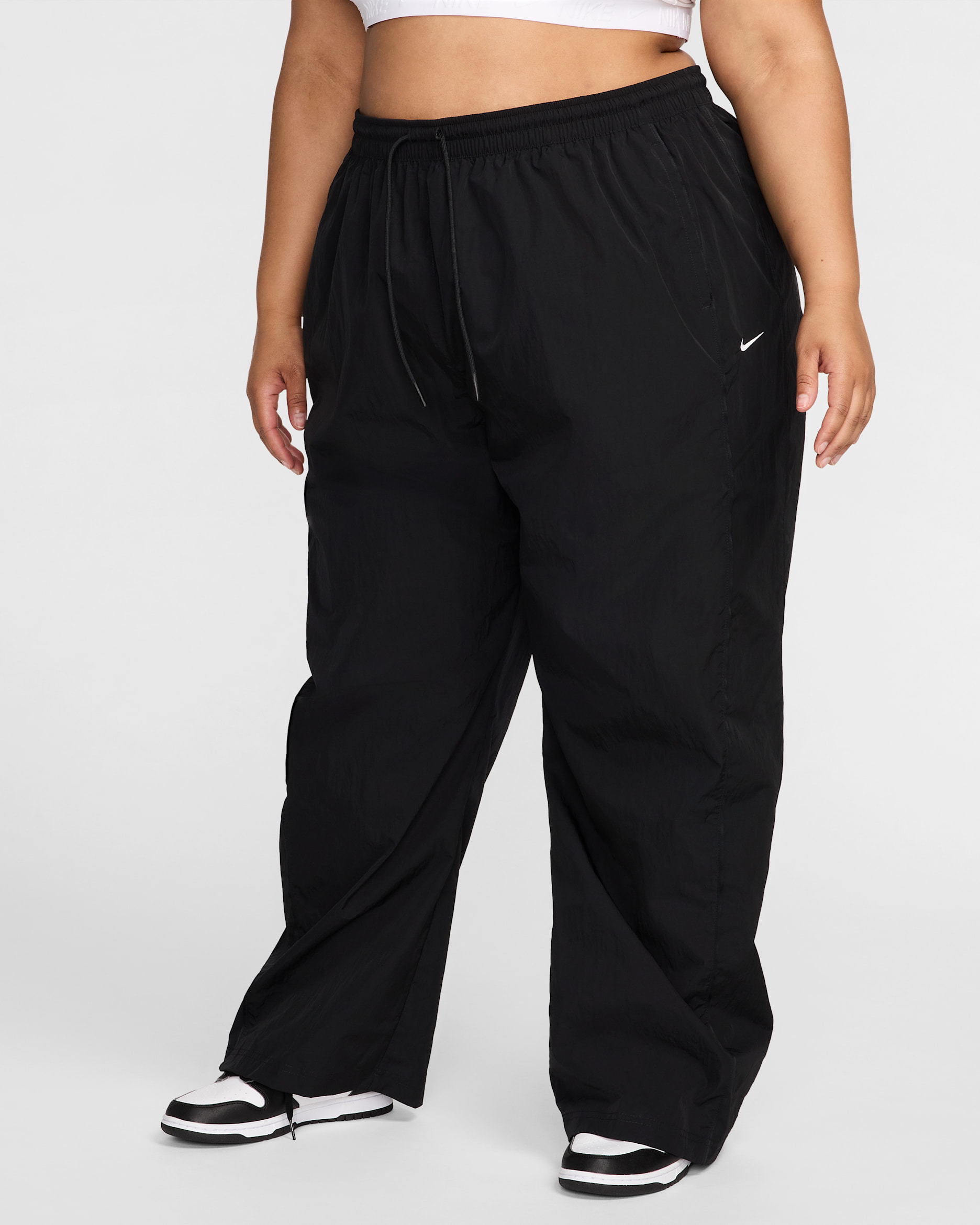Pants con dobladillo abierto de tejido Woven de tiro alto para mujer Nike Windrunner (talla grande) - Negro/Blanco