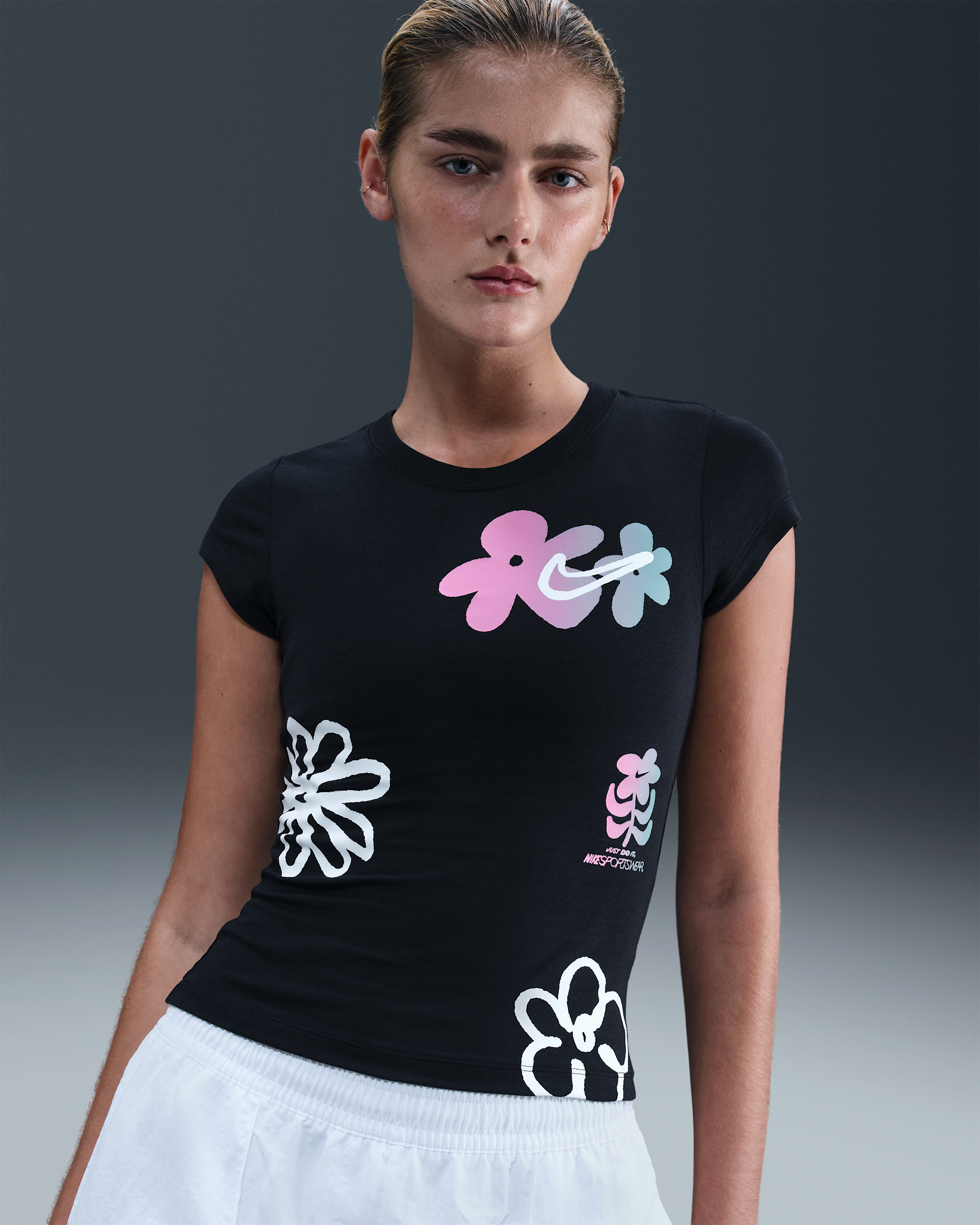 เสื้อยืดกราฟิกแขนสั้นรัดรูปผู้หญิง Nike Sportswear - ดำ