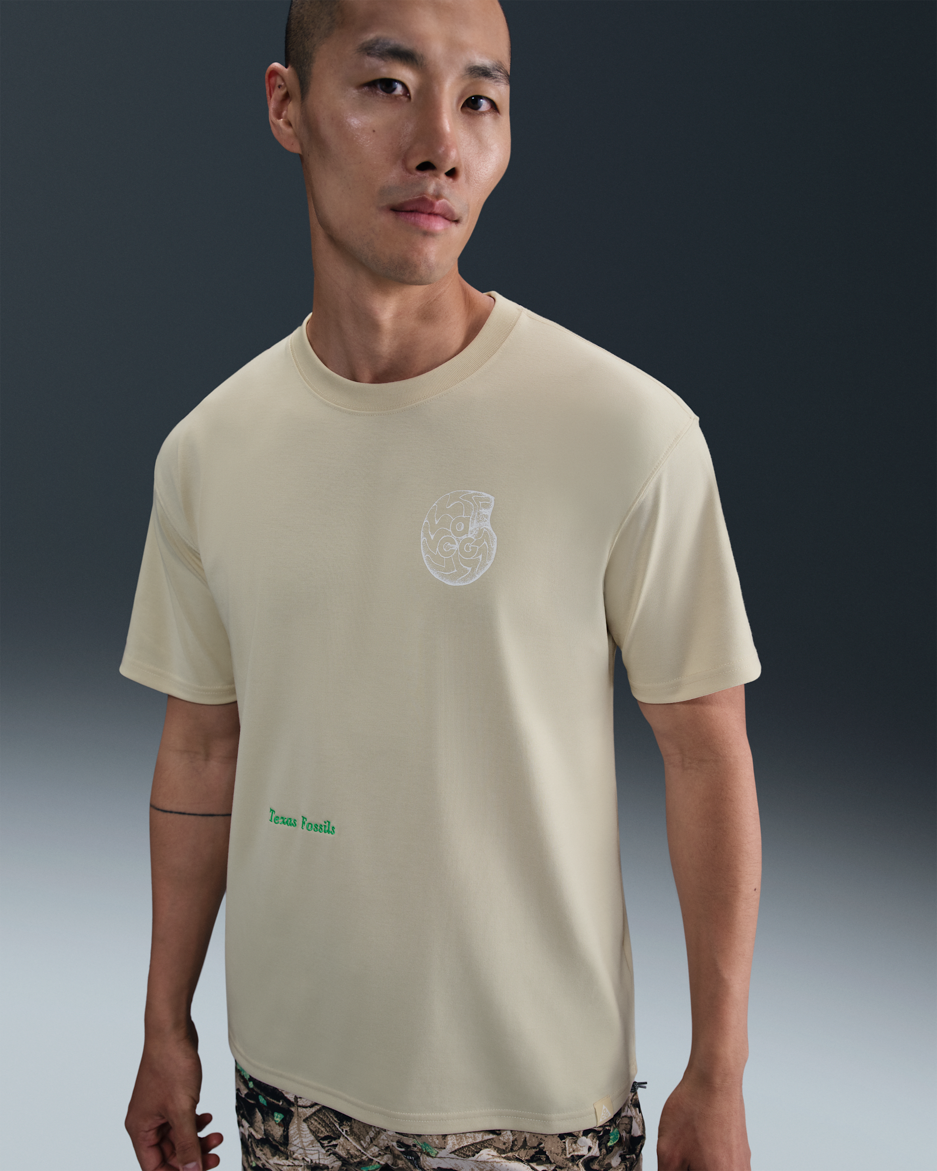 ナイキ ACG メンズ Tシャツ - ライトカーキ