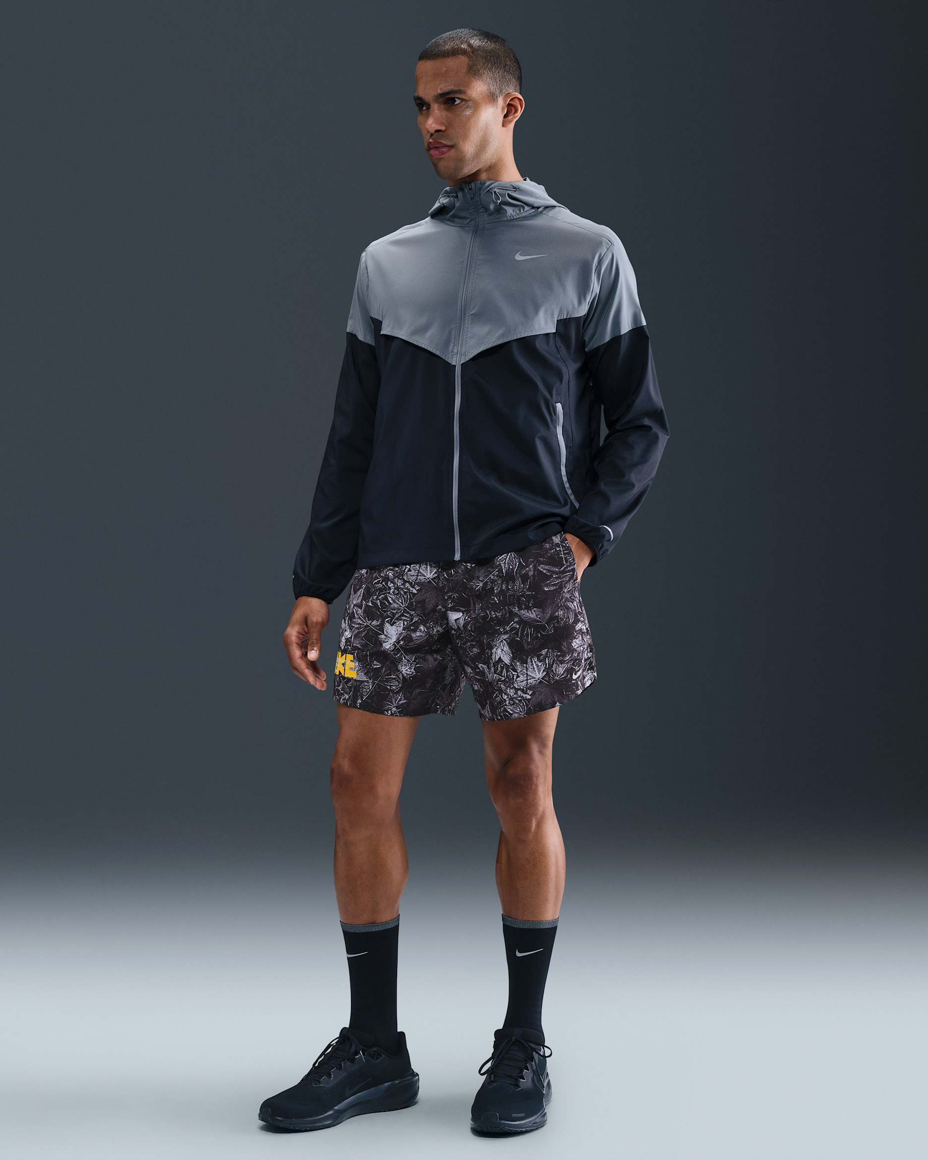 Nike Stride Men's Dri-FIT 18cm (approx.) Brief-Lined Printed Running Shorts - Black/White/Light Smoke Grey