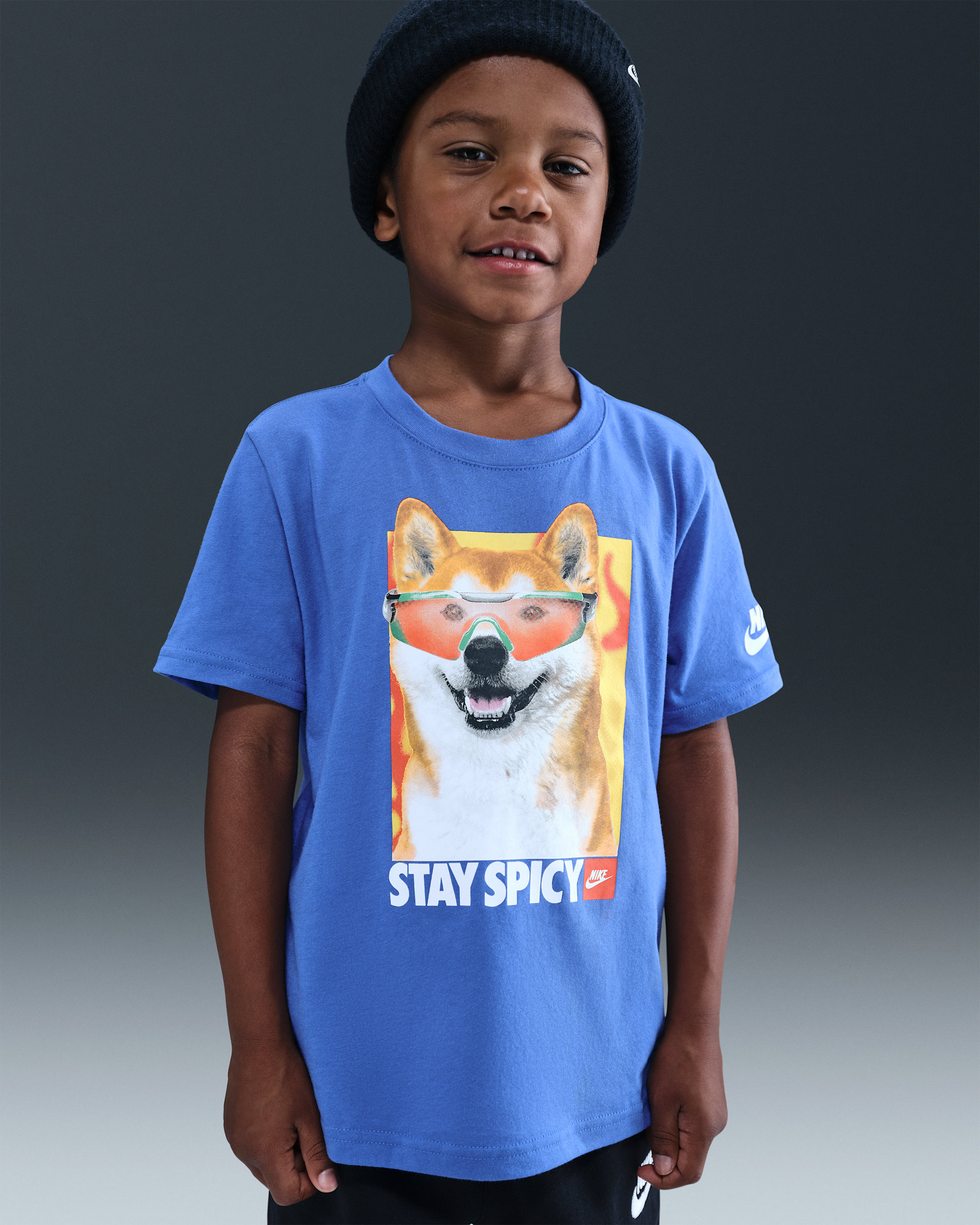 Playera Stay Spicy para niños talla pequeña Nike - Azul cometa