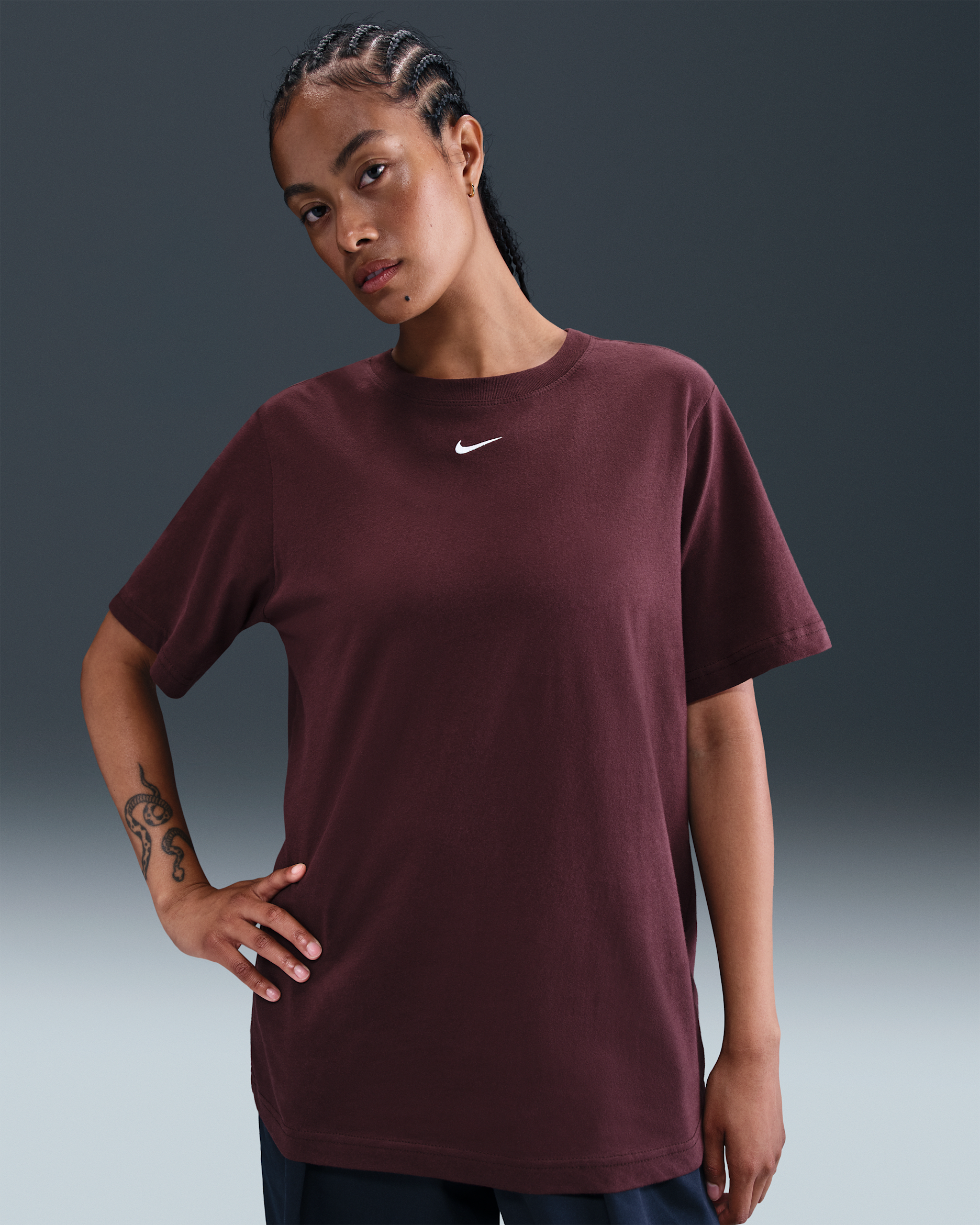 Playera para mujer Nike Sportswear Essential - Burdeos enérgico