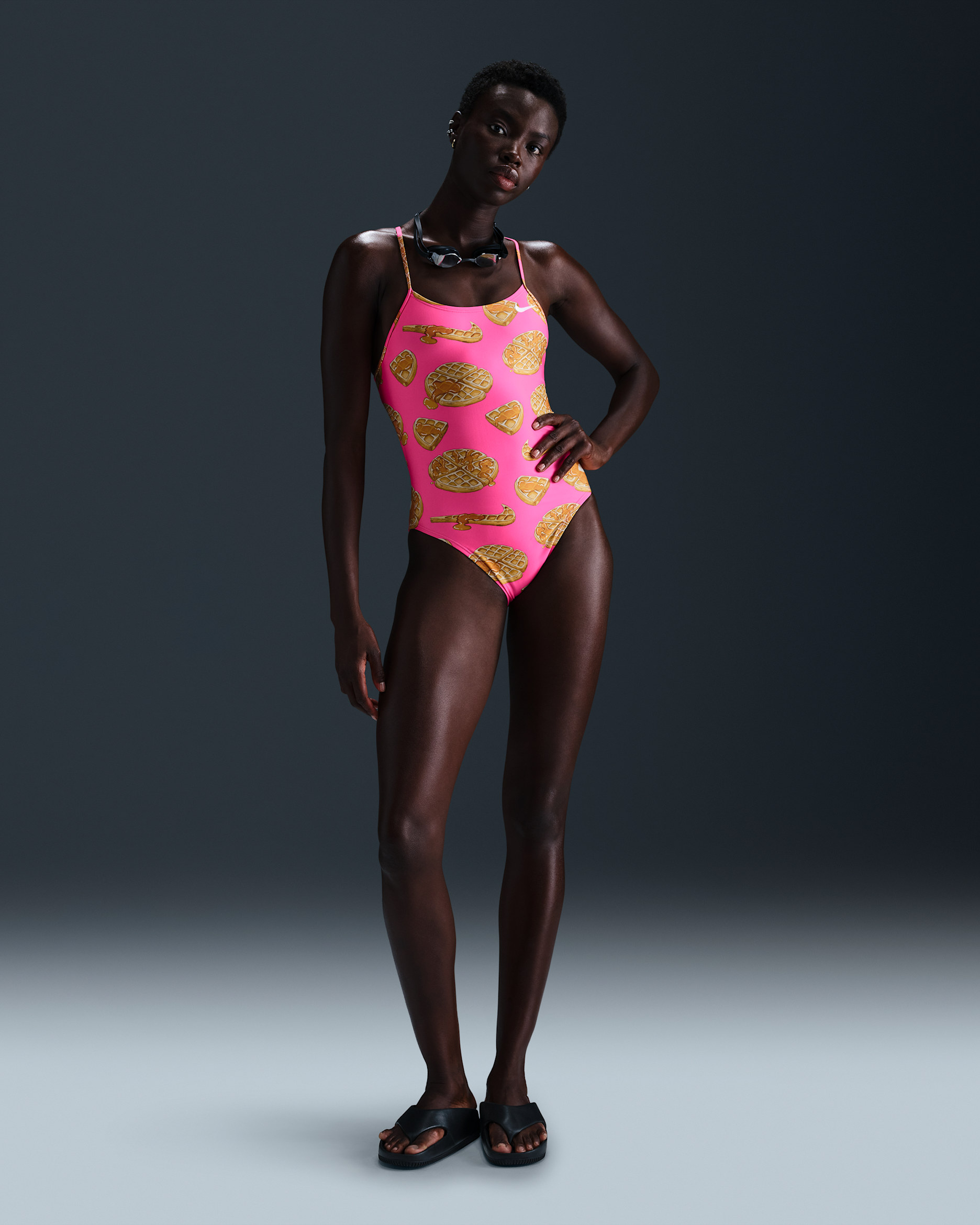 Traje de baño recortado de una pieza para mujer Nike Swim HydraStrong - Hiperrosa/Leche de coco/Blanco