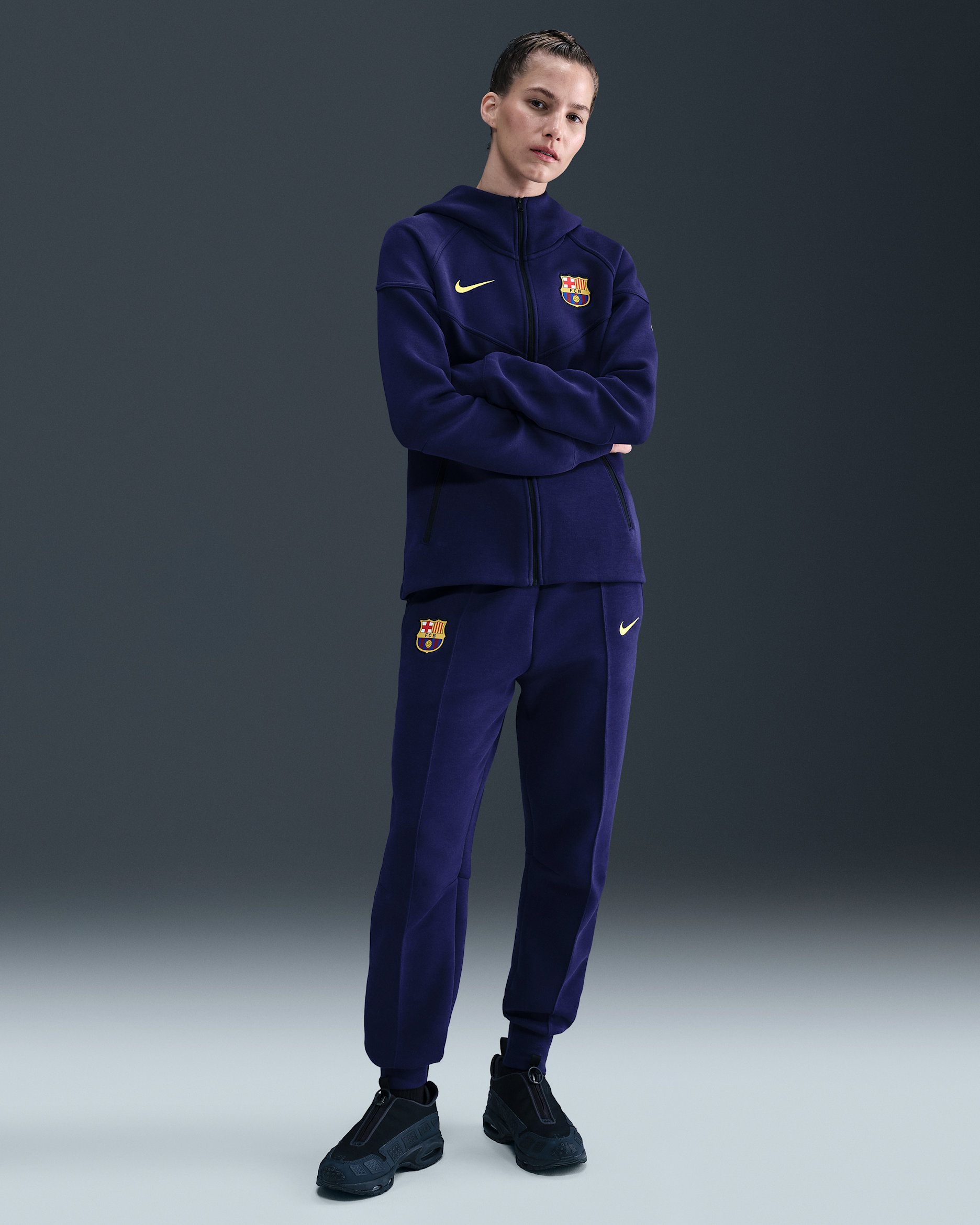 FC Barcelona Tech Nike Football joggebukse i fleece med mellomhøyt liv til dame - Imperial Purple/Midwest Gold
