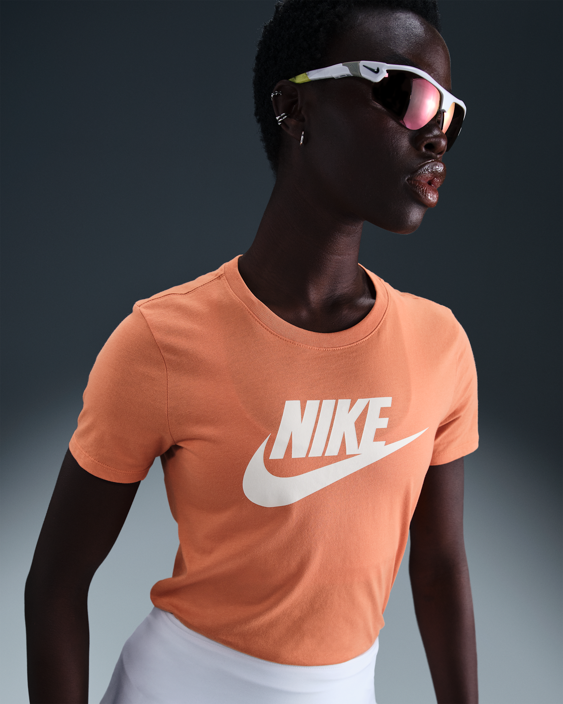 Playera con logotipo para mujer Nike Sportswear Essentials - Naranja sanador