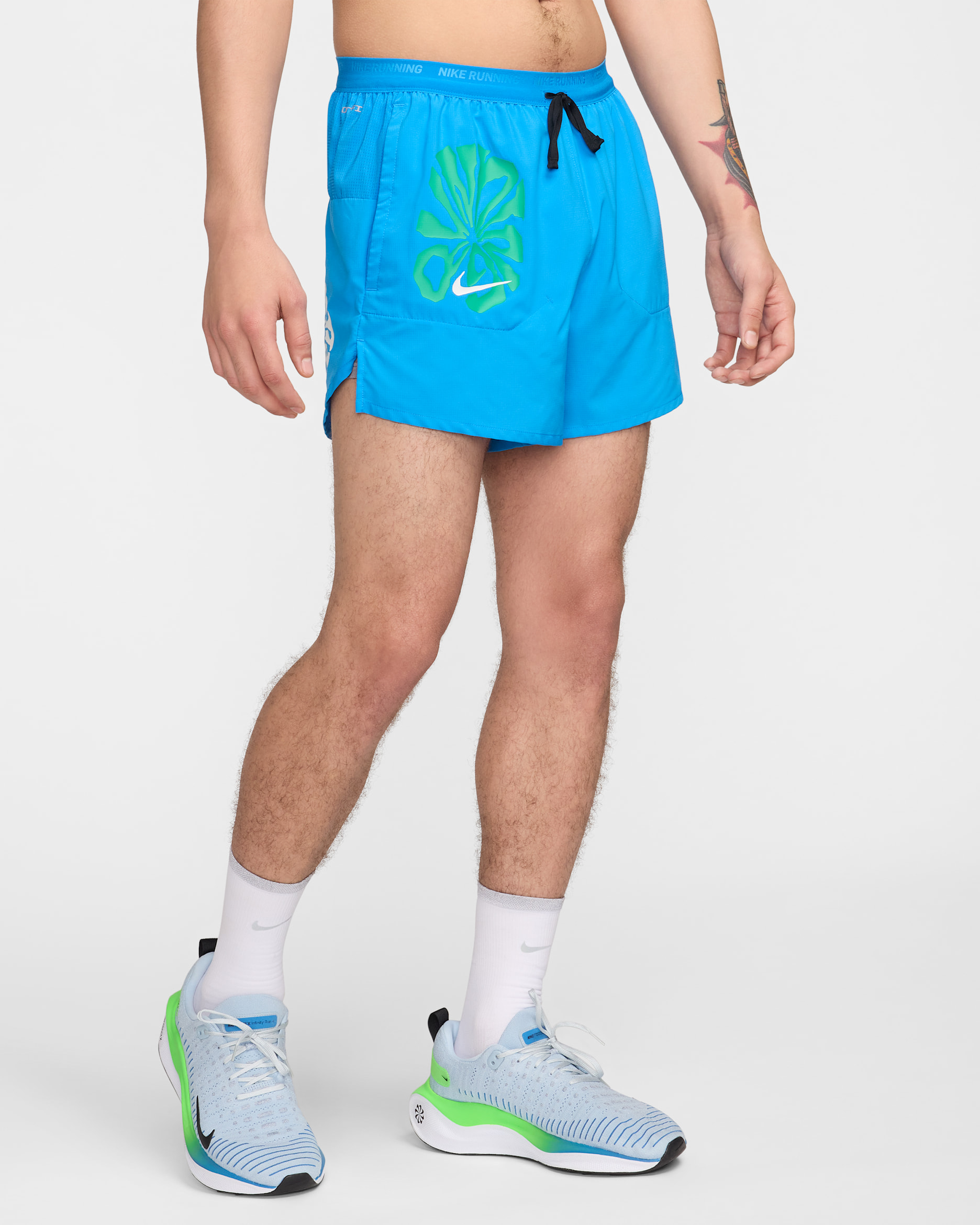 Shorts de correr Dri-FIT de 13 cm con forro de ropa interior para hombre Nike Stride Run Energy - Azul foto claro/Negro/Verde estadio