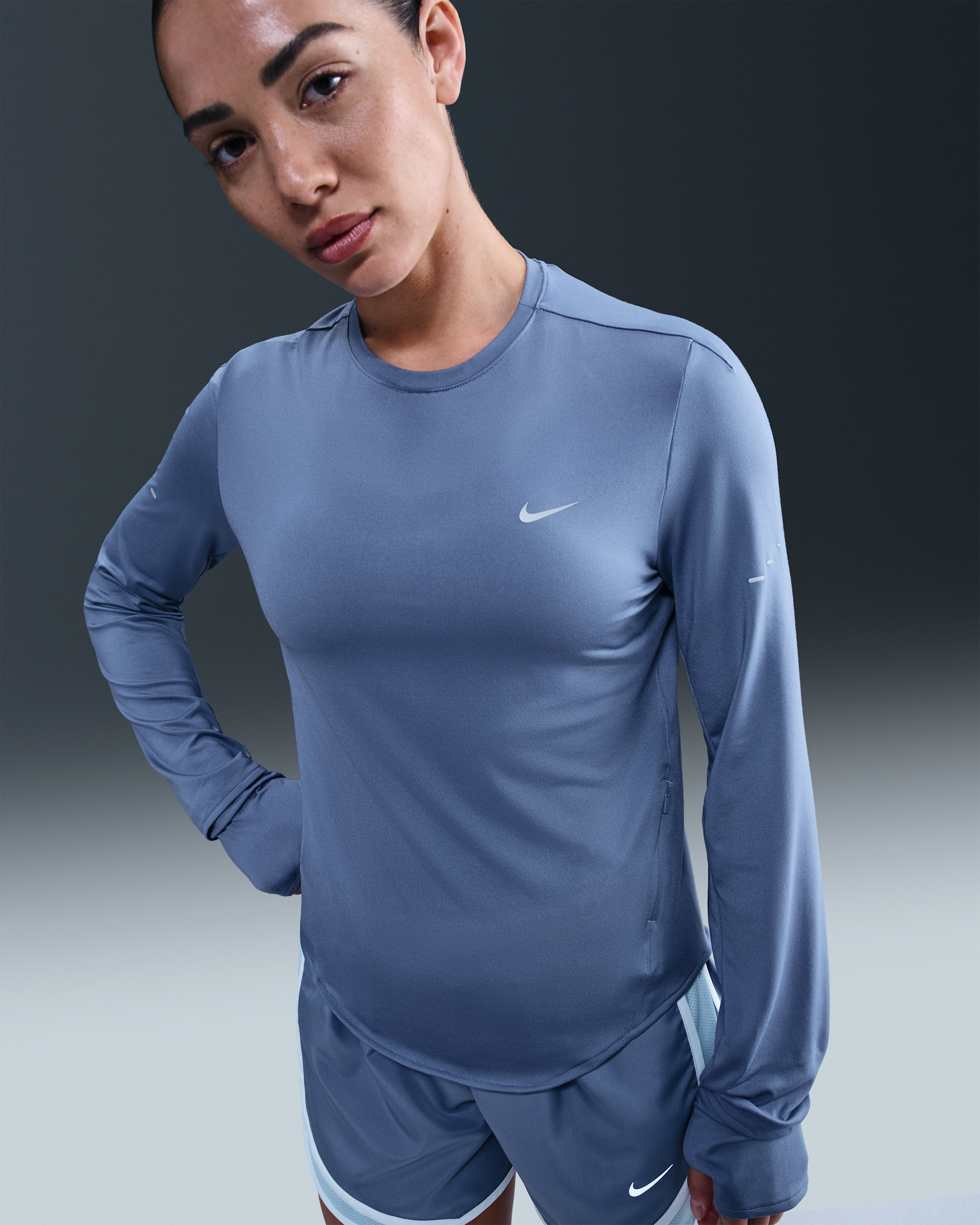 Playera de correr de manga larga de cuello redondo Dri-FIT UV para mujer Nike Swift - Índigo mundial