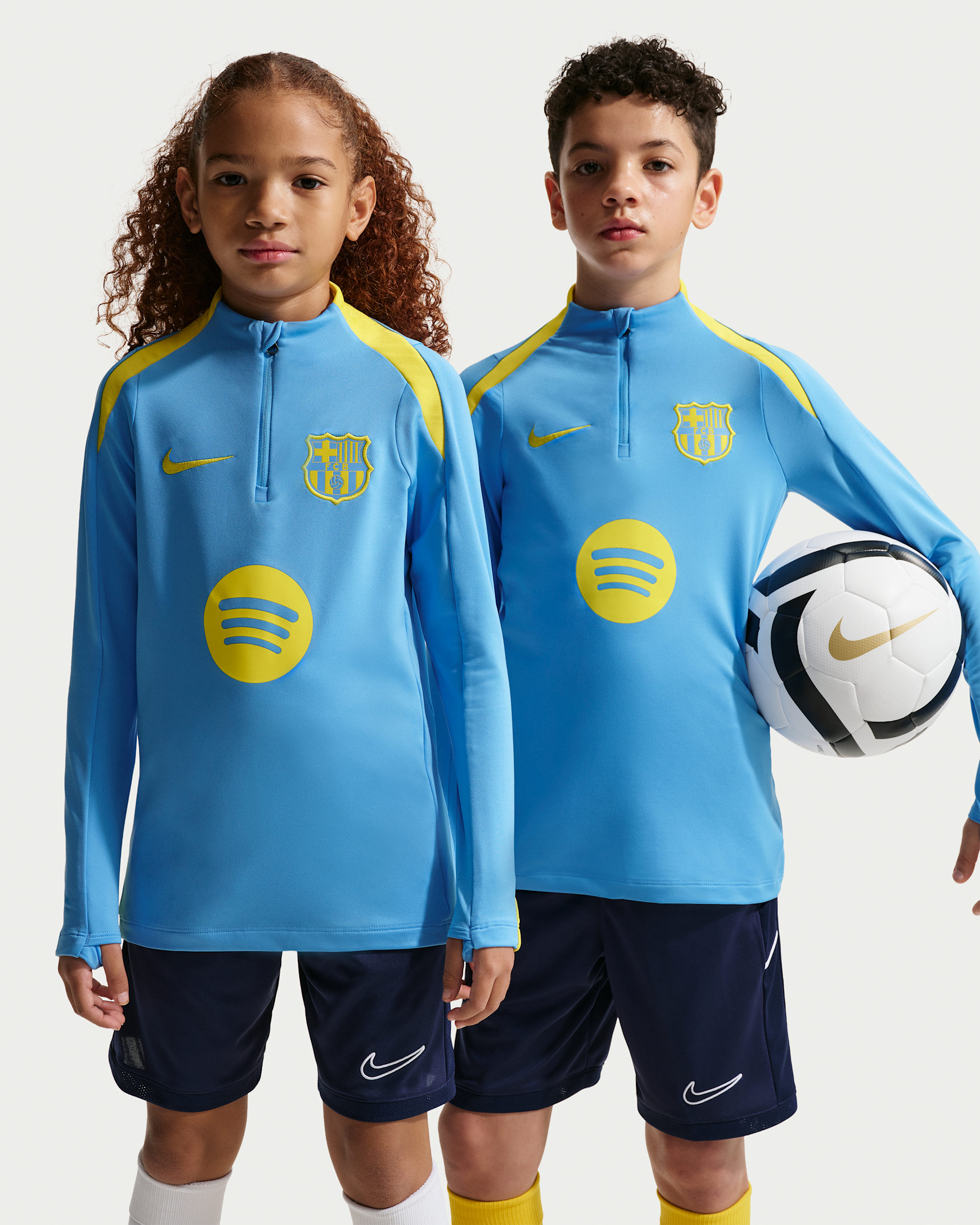 FC Barcelona Strike Fourth Nike Dri-FIT Fußball-Drill-Oberteil aus Strickmaterial für ältere Kinder - University Blue/Opti Yellow/Opti Yellow