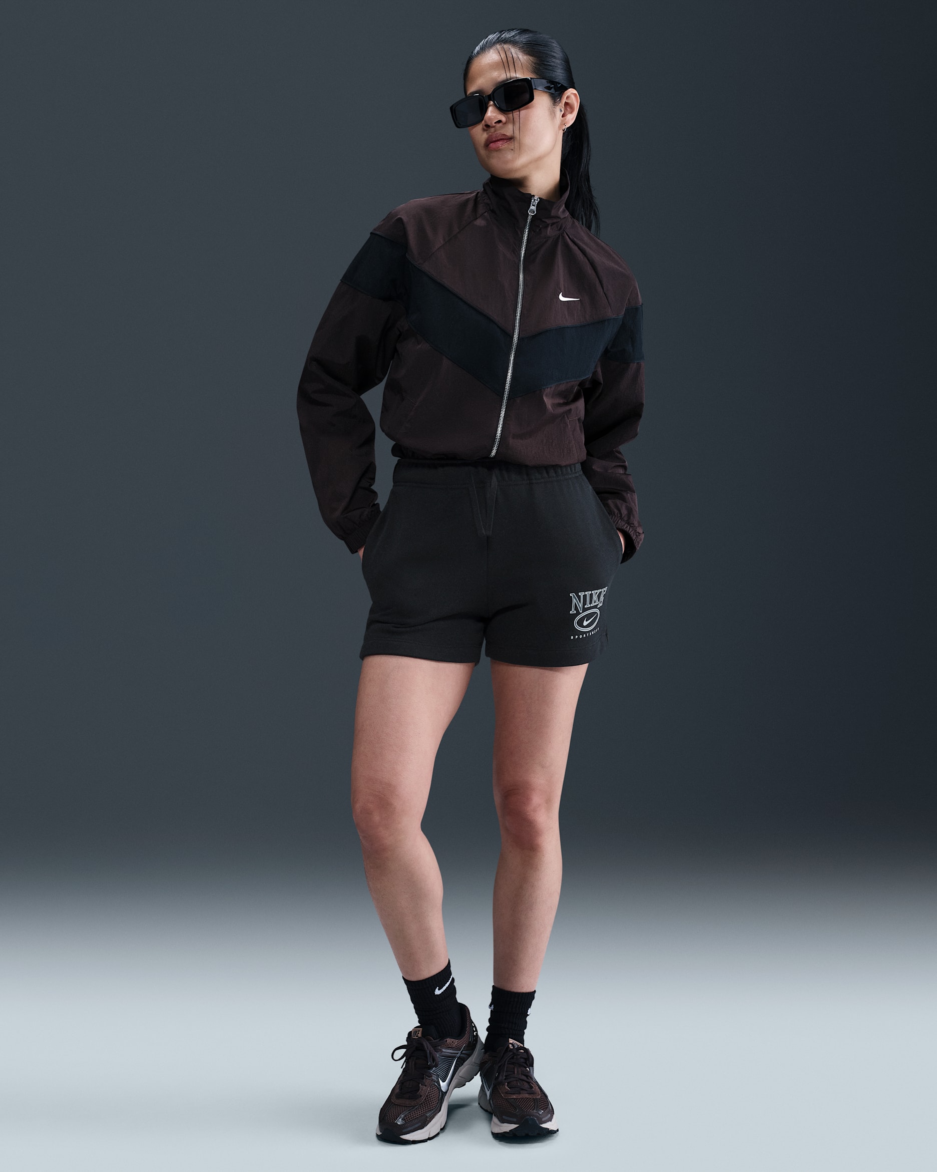 나이키 스포츠웨어 클럽 플리스 여성 미드라이즈 4인치 그래픽 쇼츠 - 블랙