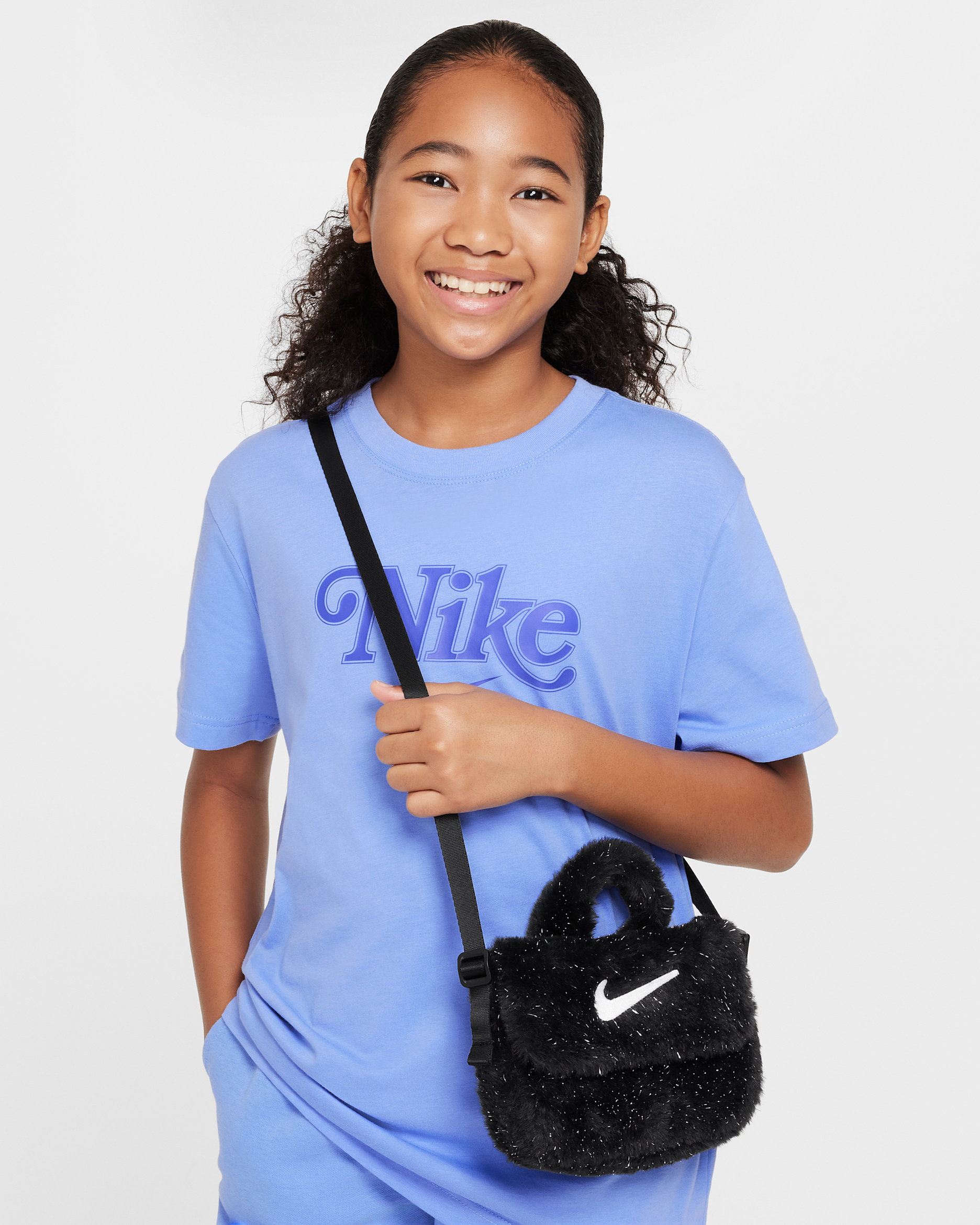 Crossbody-väska Nike i fuskpäls för ungdom (1 l) - Svart/Cool Grey/Vit