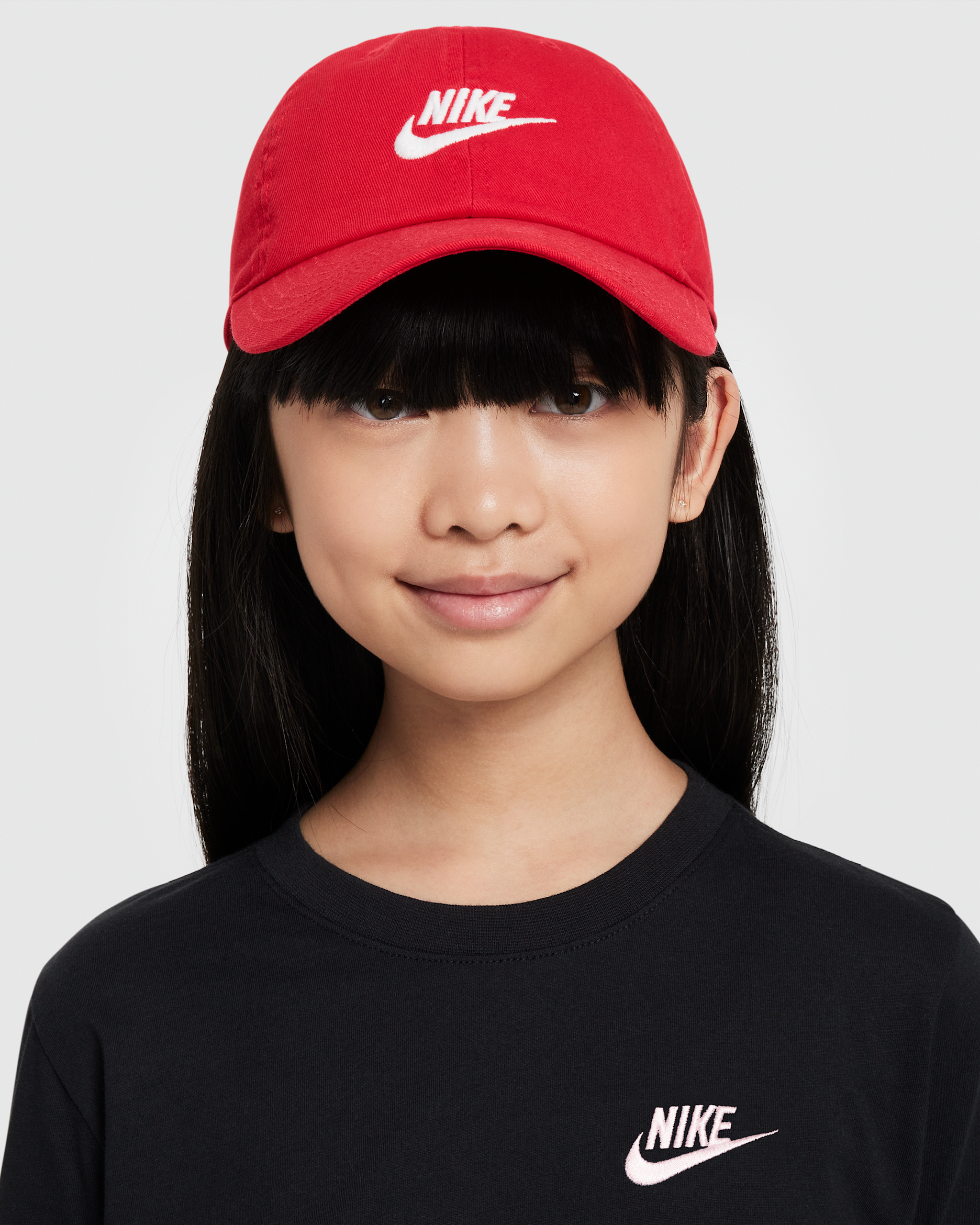 Dziecięca czapka z efektem sprania Nike Club Futura - University Red/Biel