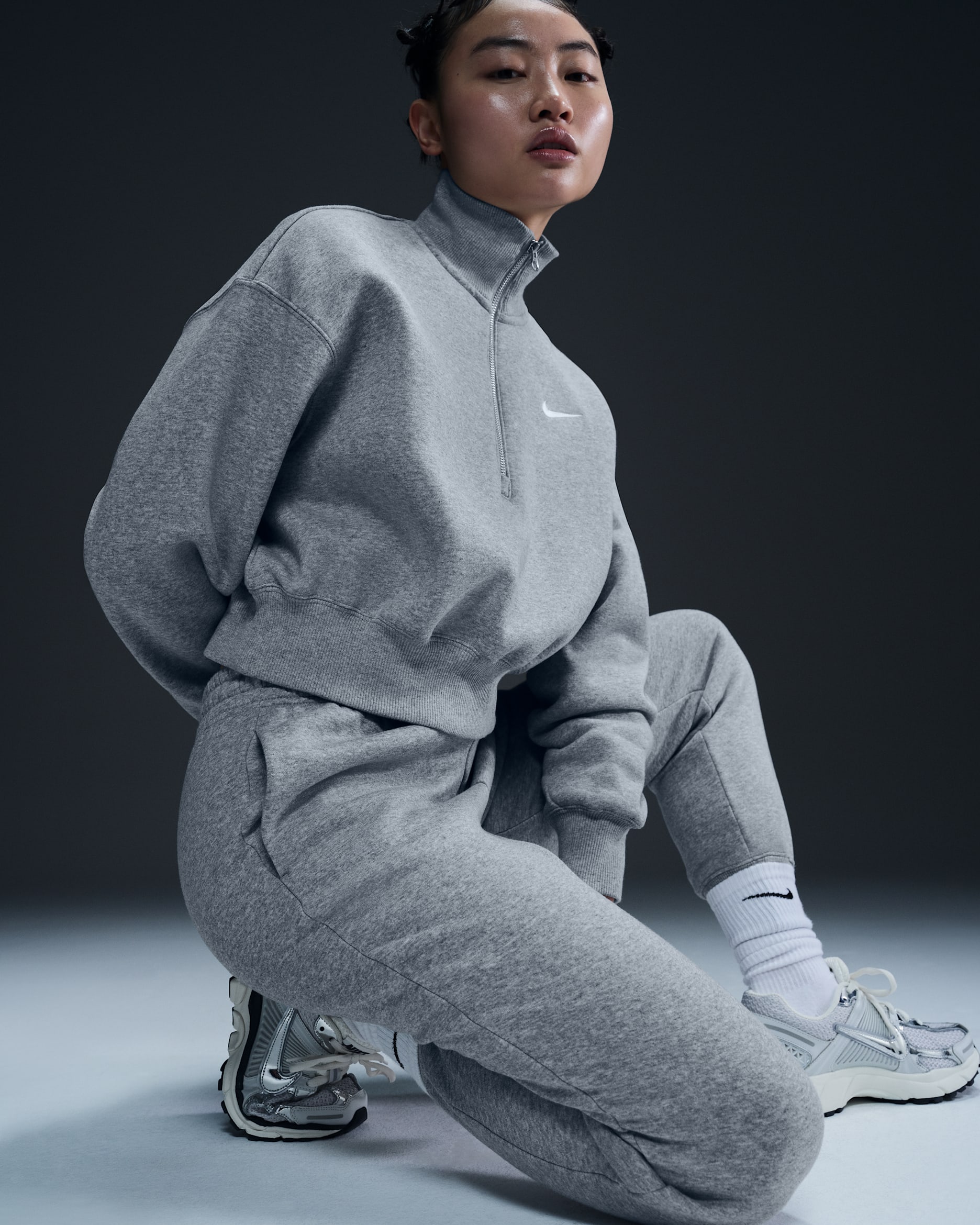 Nike Sportswear Phoenix Fleece kort sweatshirt med glidelås i halsen til dame - Dark Grey Heather/Sail