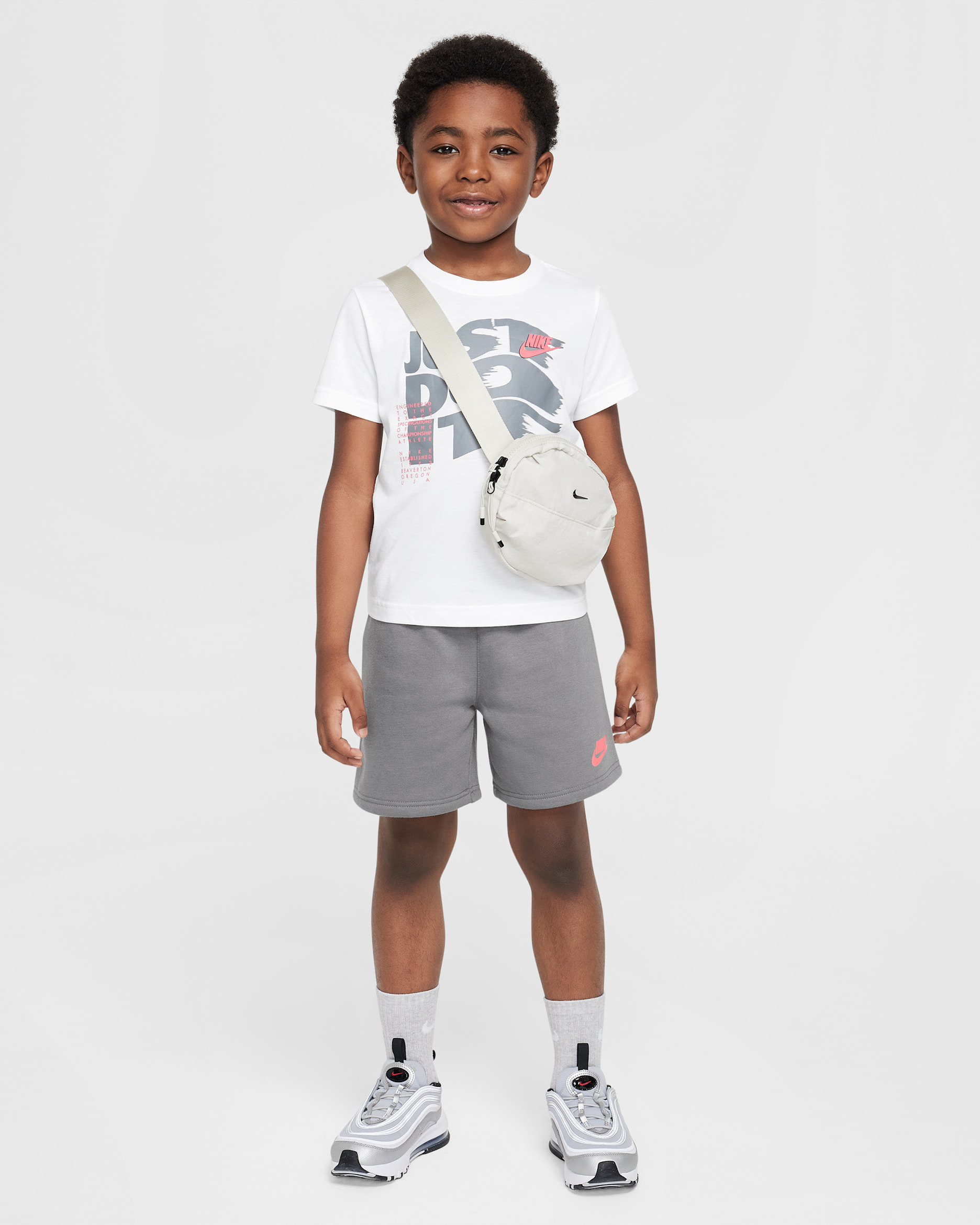 Conjunto de 2 piezas On the Move con shorts de French Terry para niños talla pequeña Nike Sportswear - Gris humo