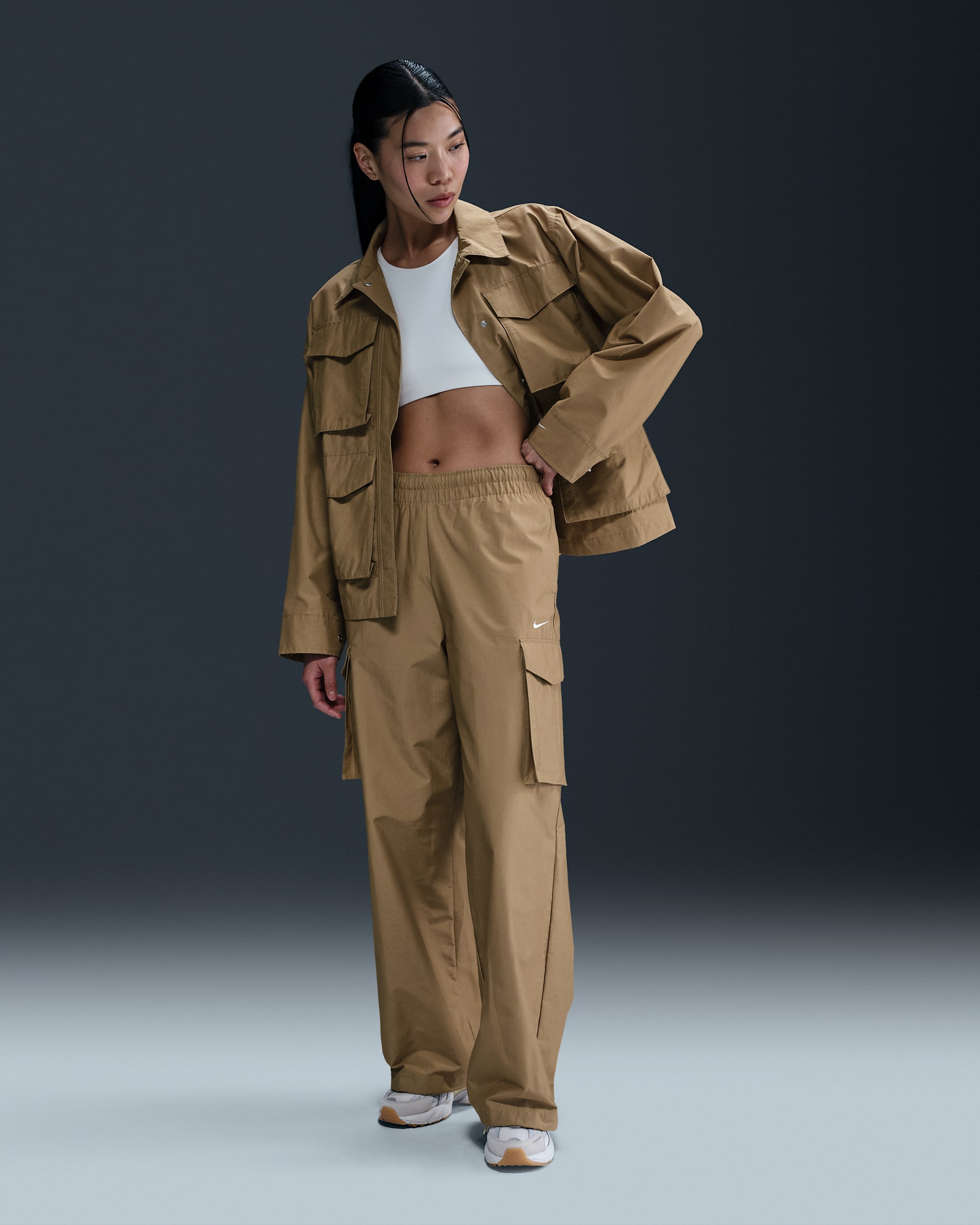 Pants cargo de tiro medio para mujer Nike Sportswear Everything Wovens - Beige paracaídas/Blanco